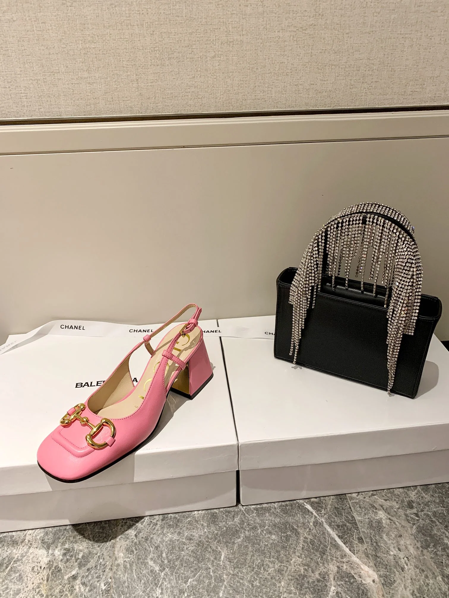 Сандалии Gucci в стиле ретро с квадратным носком и низким каблуком