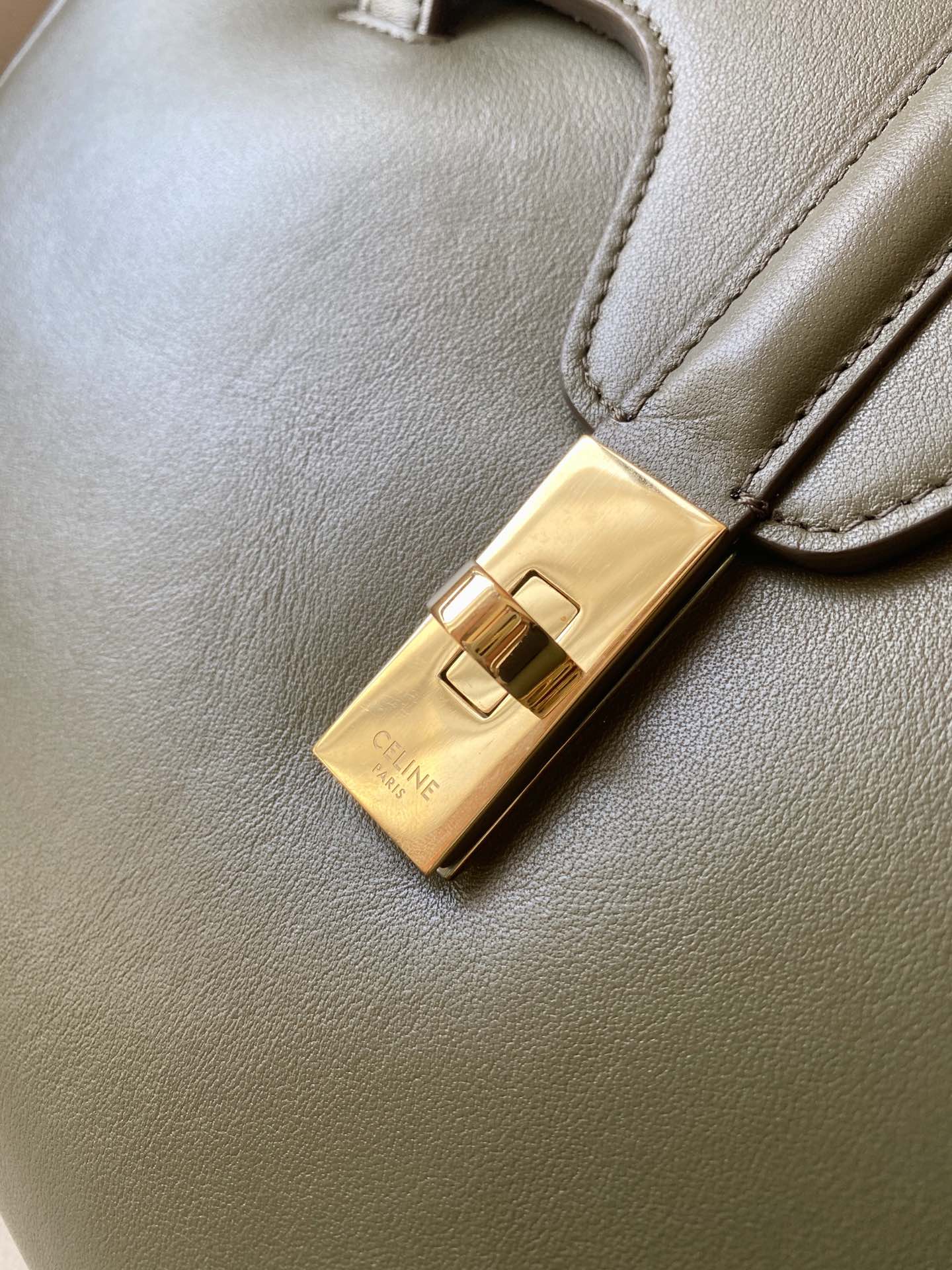 Сумка Celine Soft 16 Medium из гладкой телячьей кожи