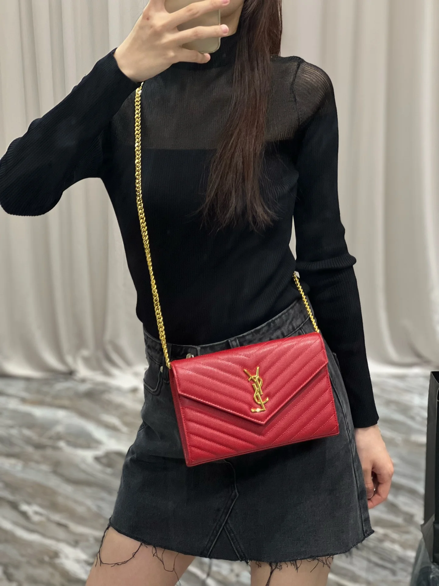 Сумка YSL Laurent из икорной кожи - красная.