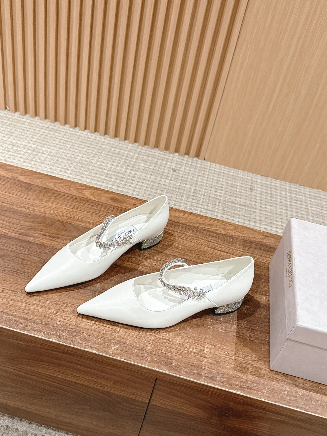 Туфли ?Мэри Джейн? от Jimmy с хрустальным ремешком на шее — белые — 1 шт.