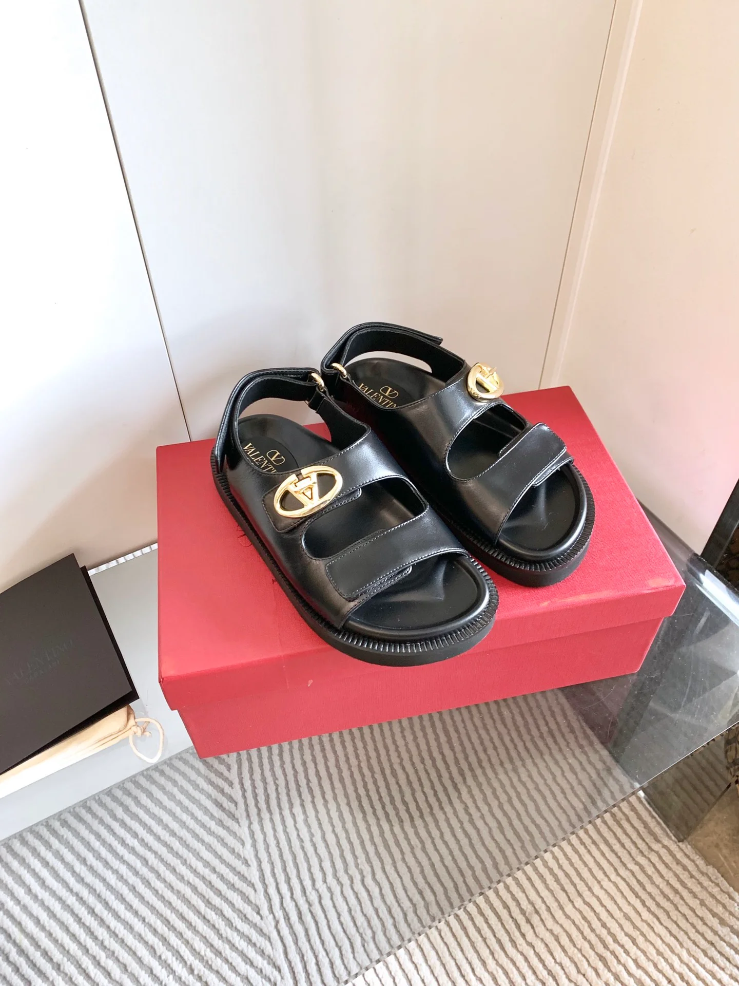 Пляжные сандалии Valentino 2024 - черные