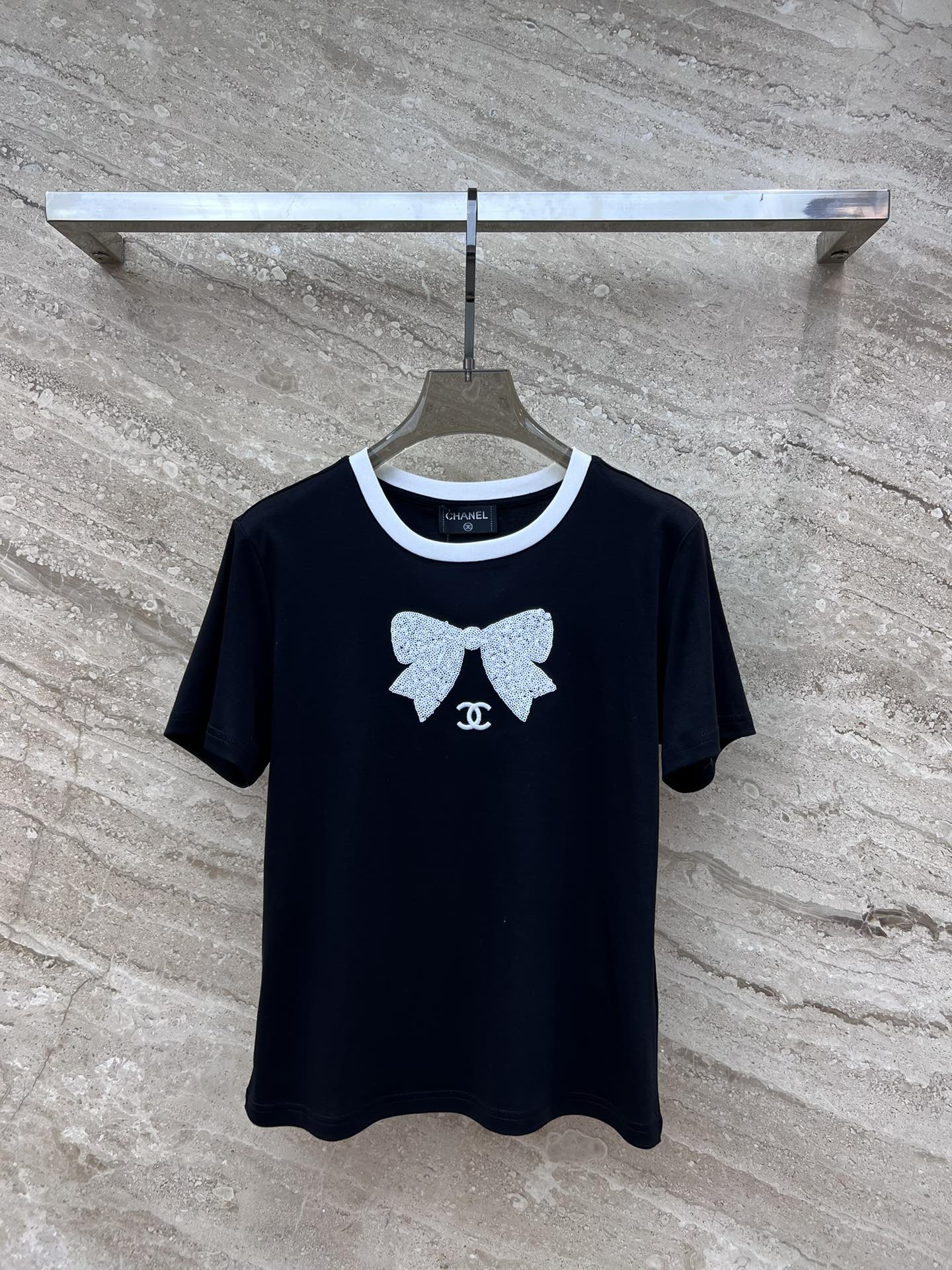 Футболка Chanel 2403 с вышитым бантом и пайетками, с короткими рукавами - черная