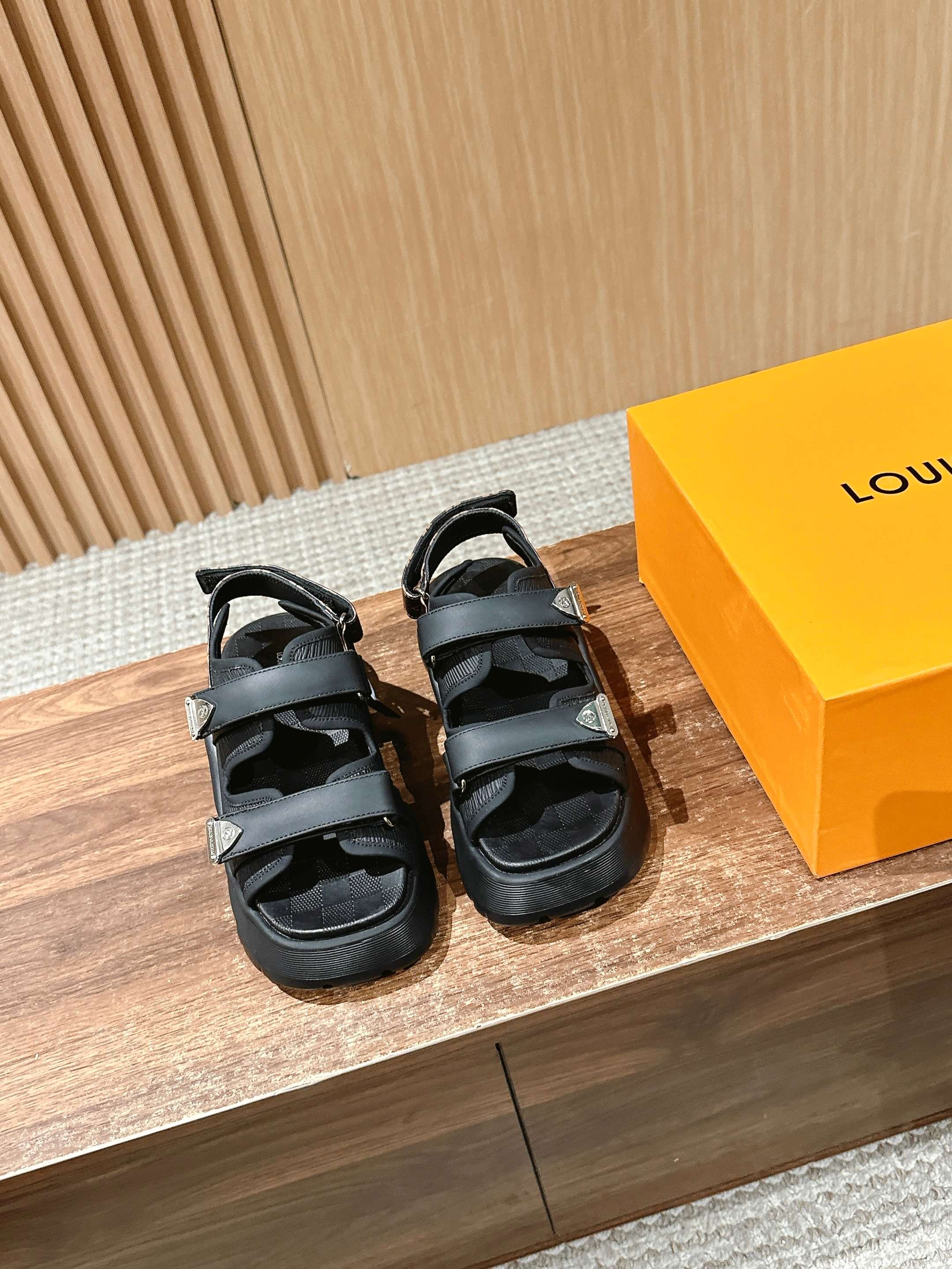 Новая коллекция LV ?Ранняя весна 2025? — кожаные замшевые сандалии — черные.