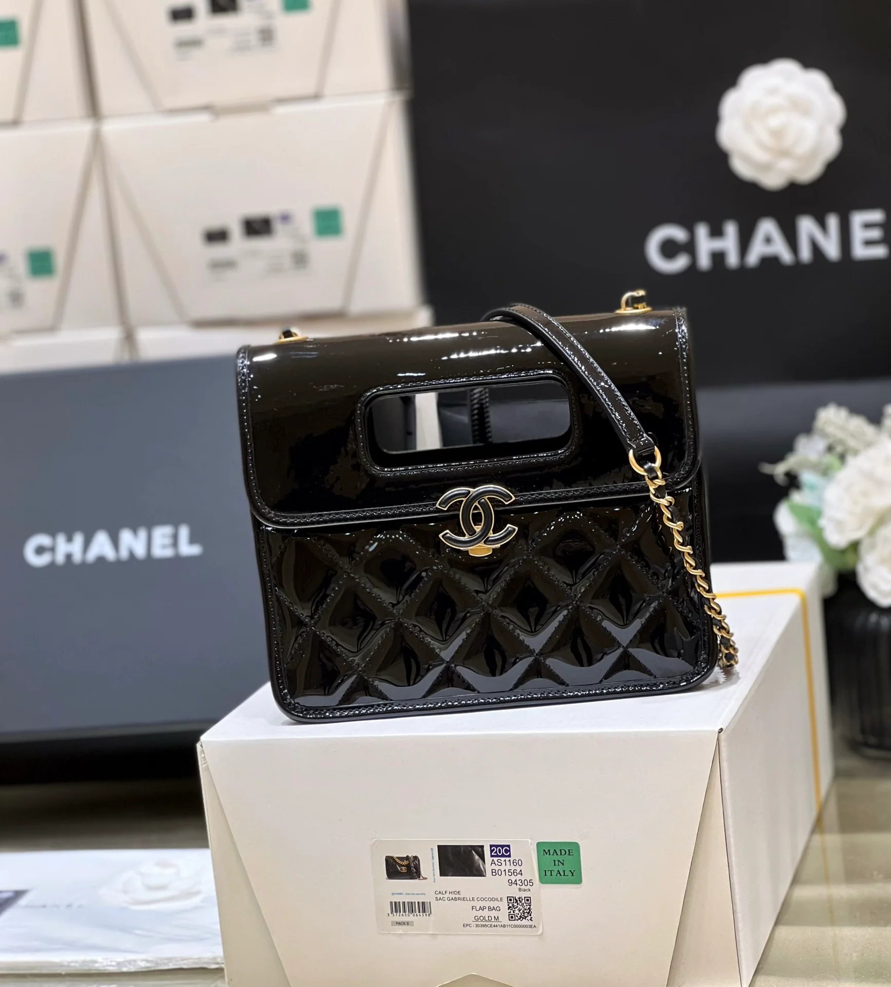 Новинка сезона весна/лето 2023 от Chanel - Лакированная кожа - Сумка-конверт