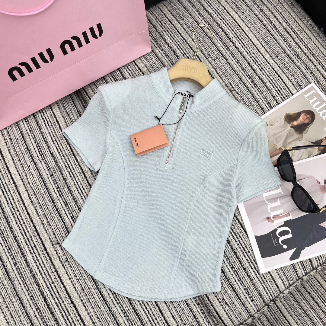 Miu Miu - 2404 - Коллекция весна/лето 2024 - Новый костюм Miu с воротником-стойкой, подплечниками и приталенным силуэтом - Серый