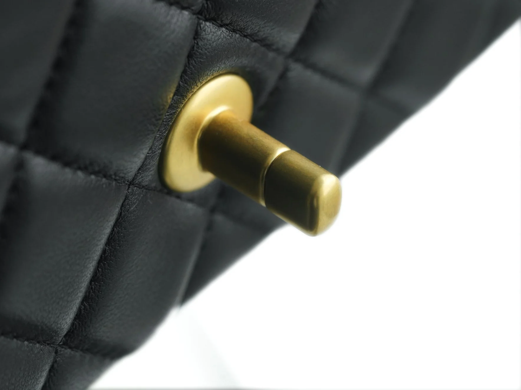 Пряжка Chanel 23 в стиле ?Камелия? — черная.