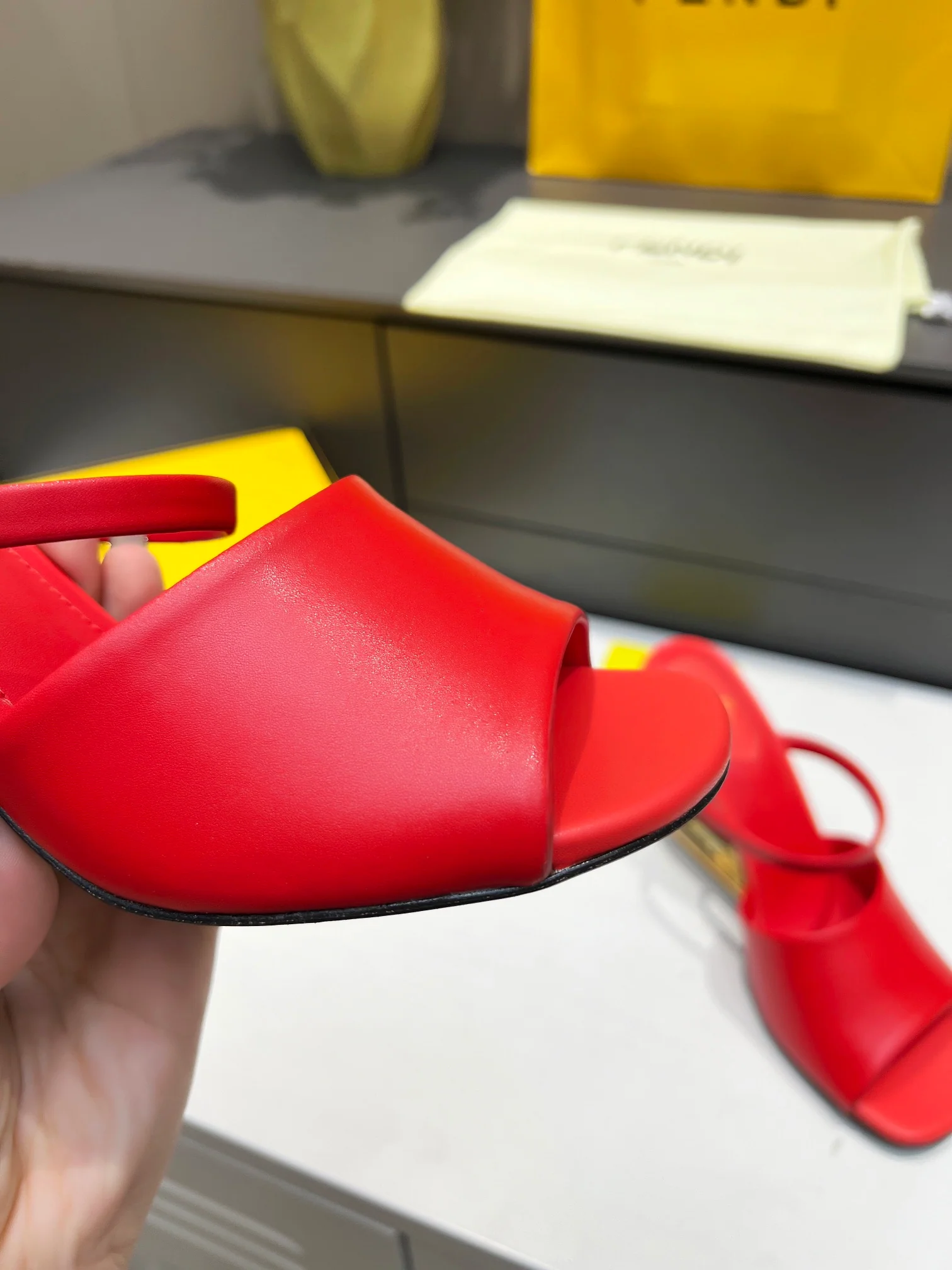 Fendi - Стильные сандалии на F-образном каблуке - Сандалии на высоком каблуке с открытым носком - Красные