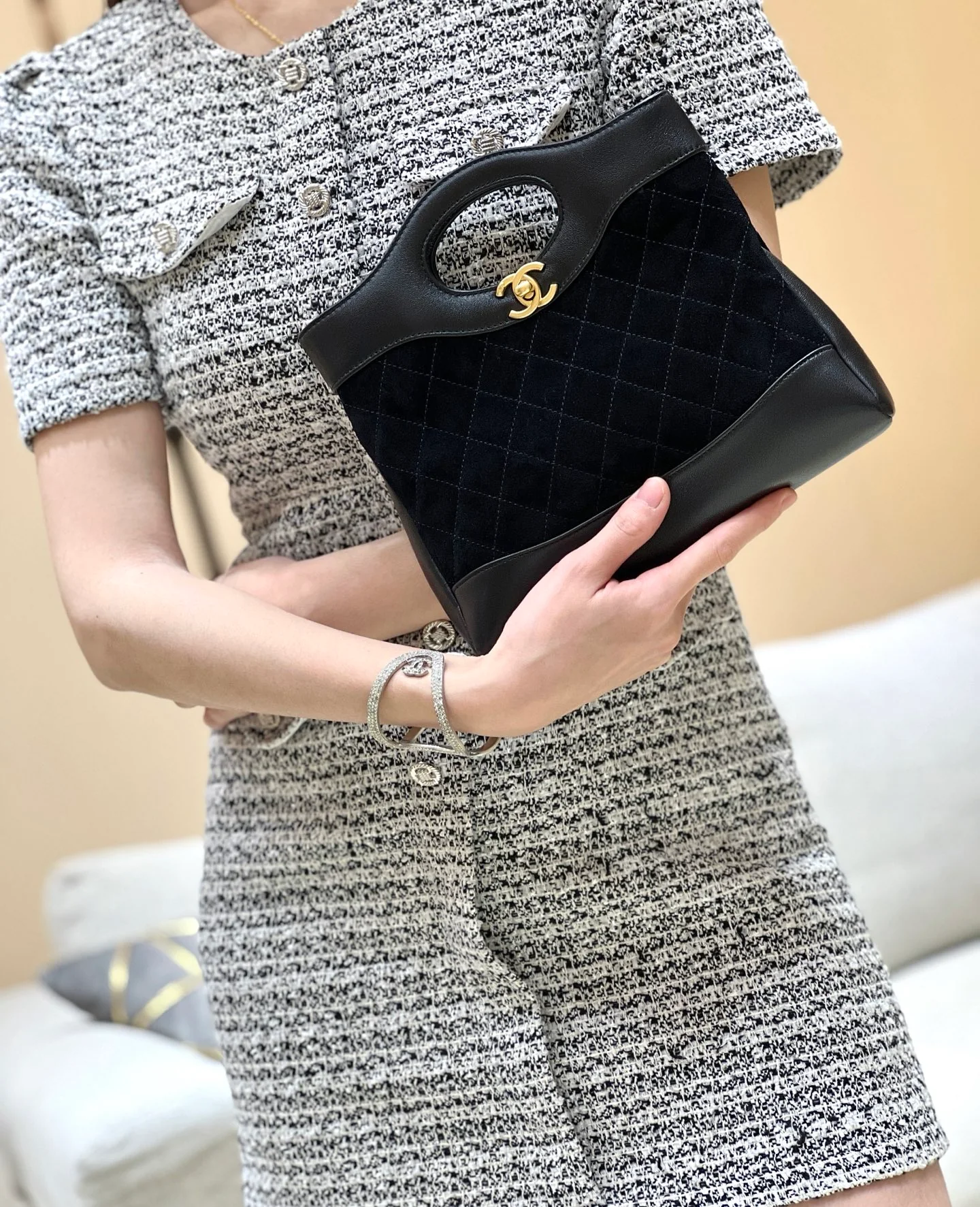 Мини-сумка Chanel 25p 31 из замши, черная