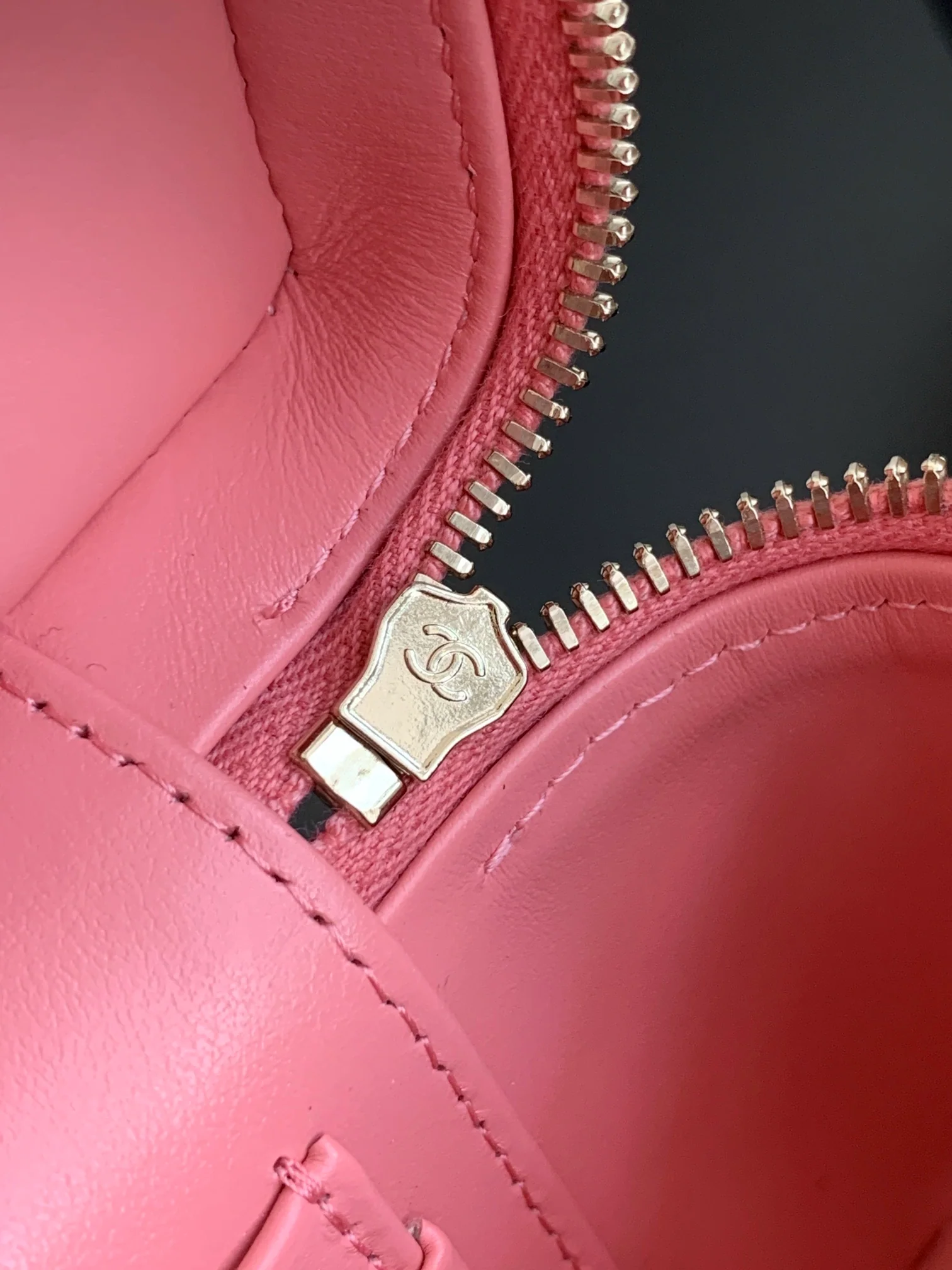 Сумка-мессенджер Chanel LP, розовая.