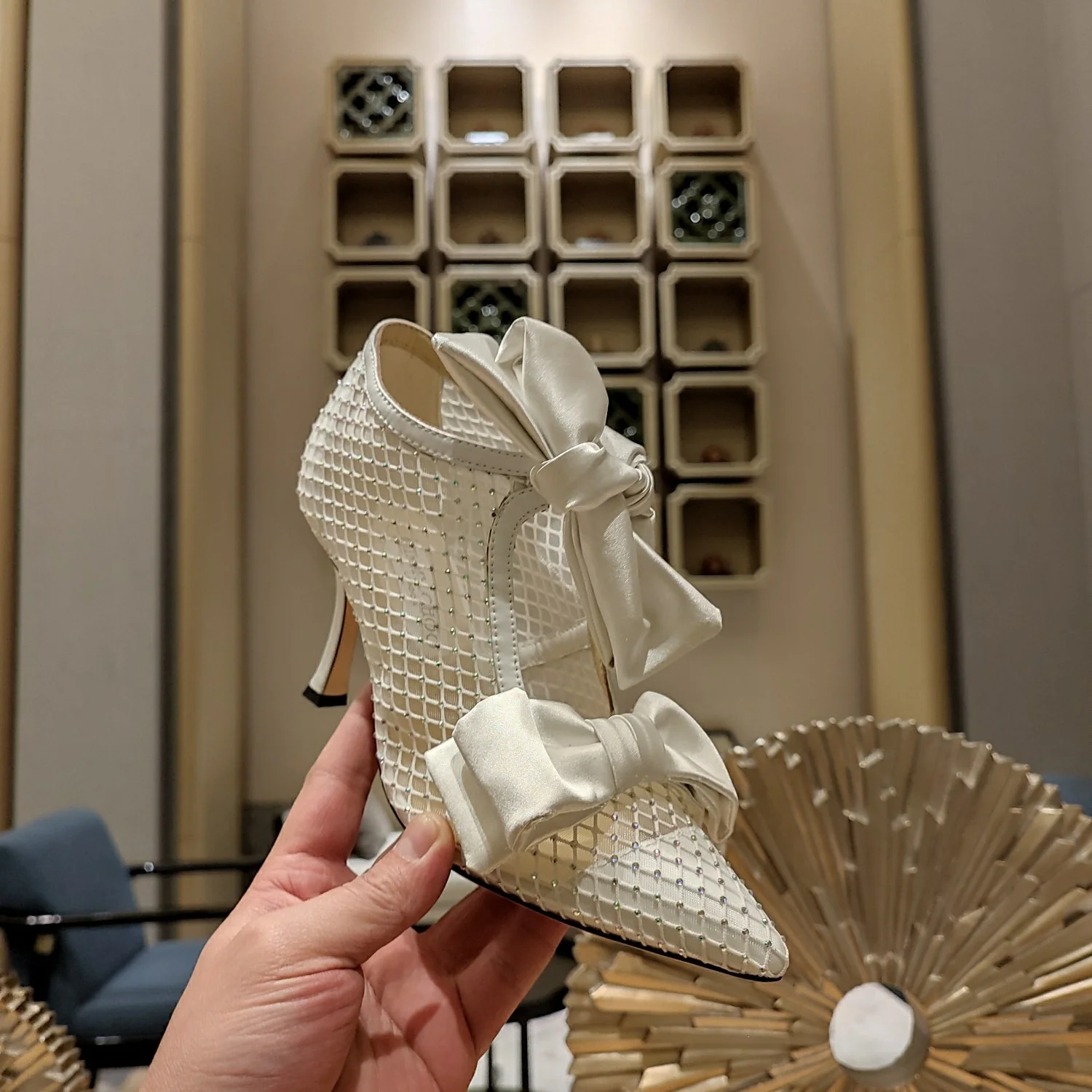 Ботильоны Jimmy Mesh на высоком каблуке, украшенные стразами и кристаллами.