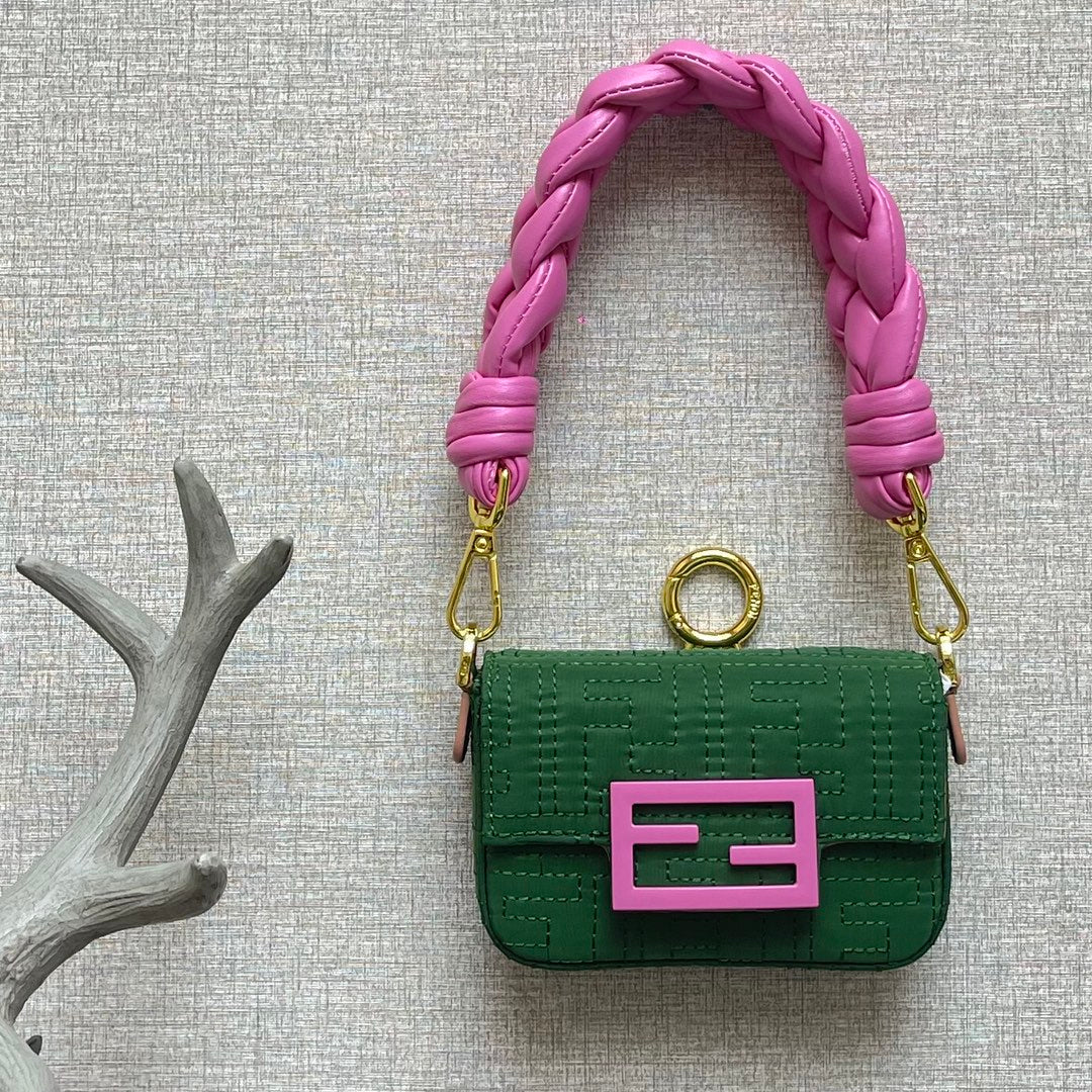 Маленькая зеленая сумка-багет Fendi Baguette Nano Bag