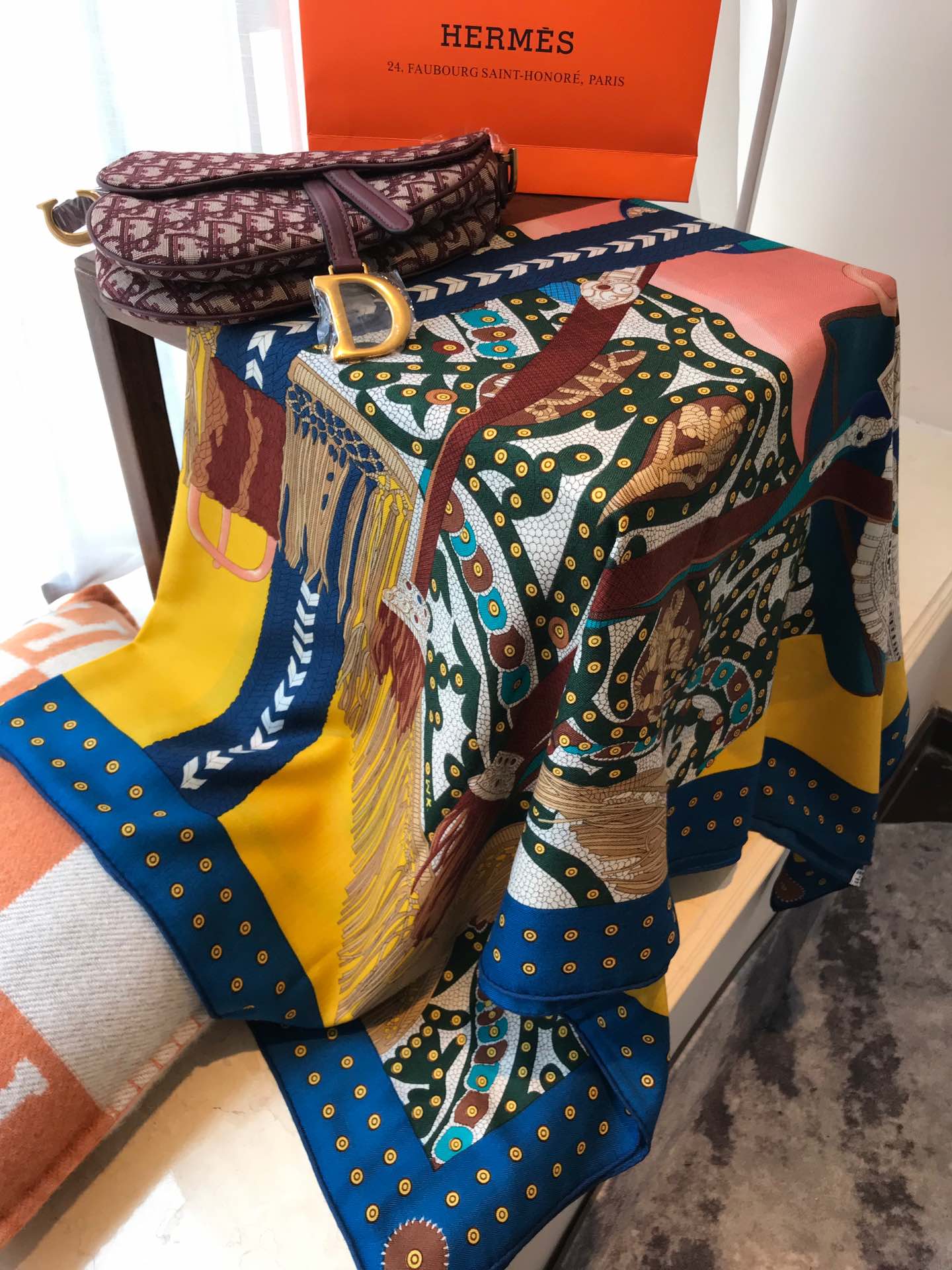 Квадратный шарф Hermes из высококачественного шелка и кашемира 140 пробы.