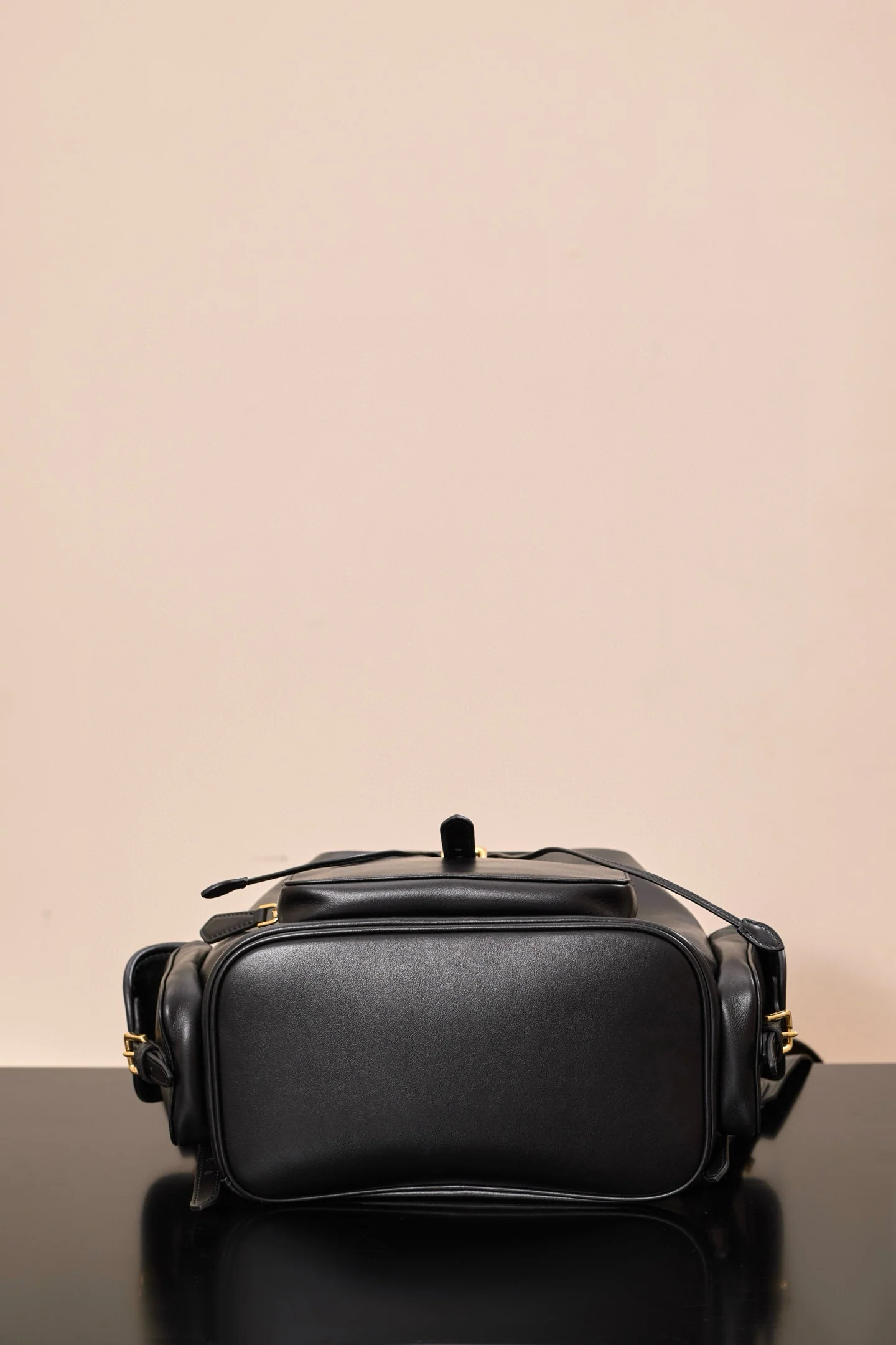 Рюкзак Miu Miu-5bz042m1880 из черной кожи.