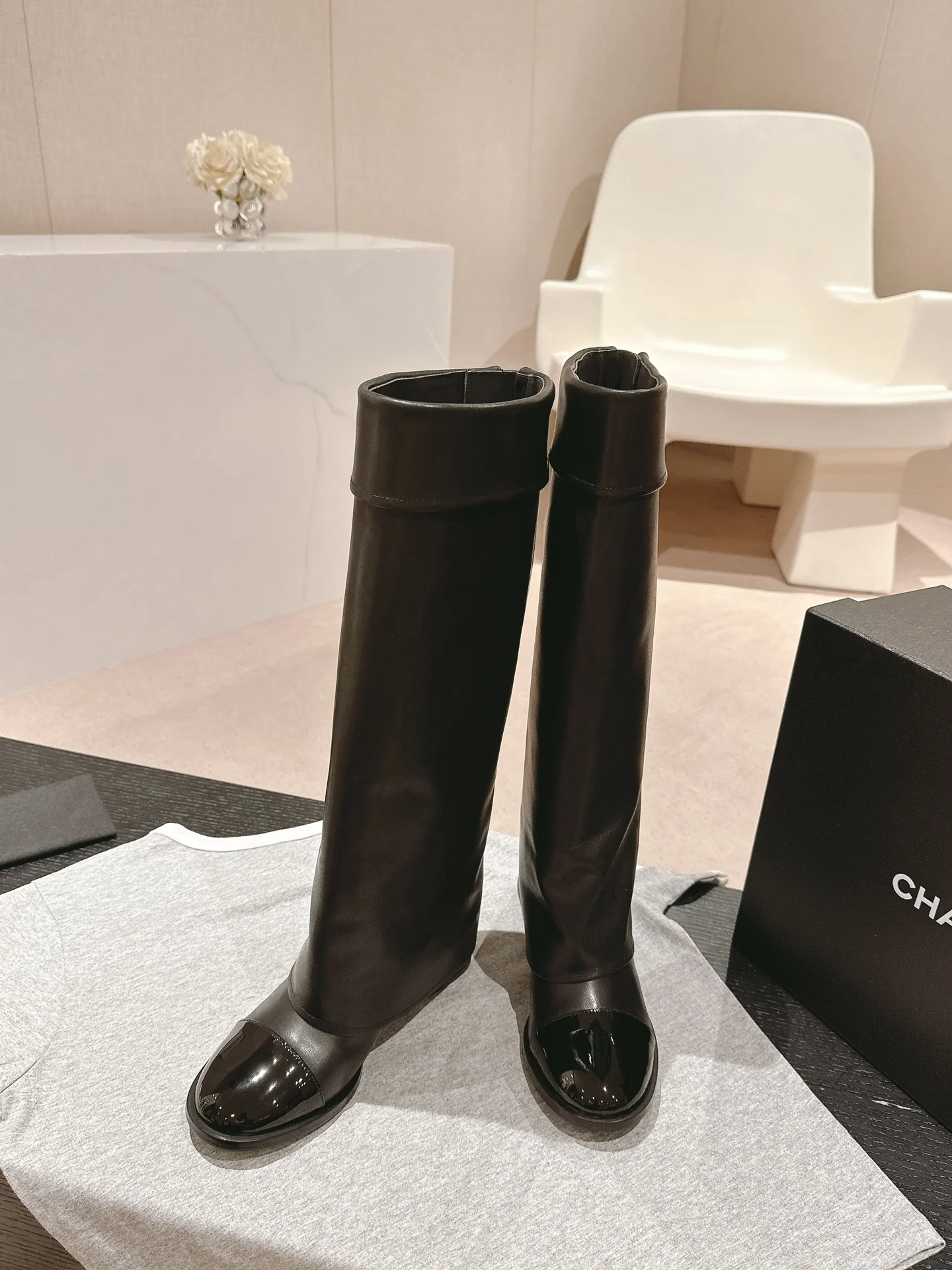 Сапоги Chanel 2024 на высоком каблуке - черные