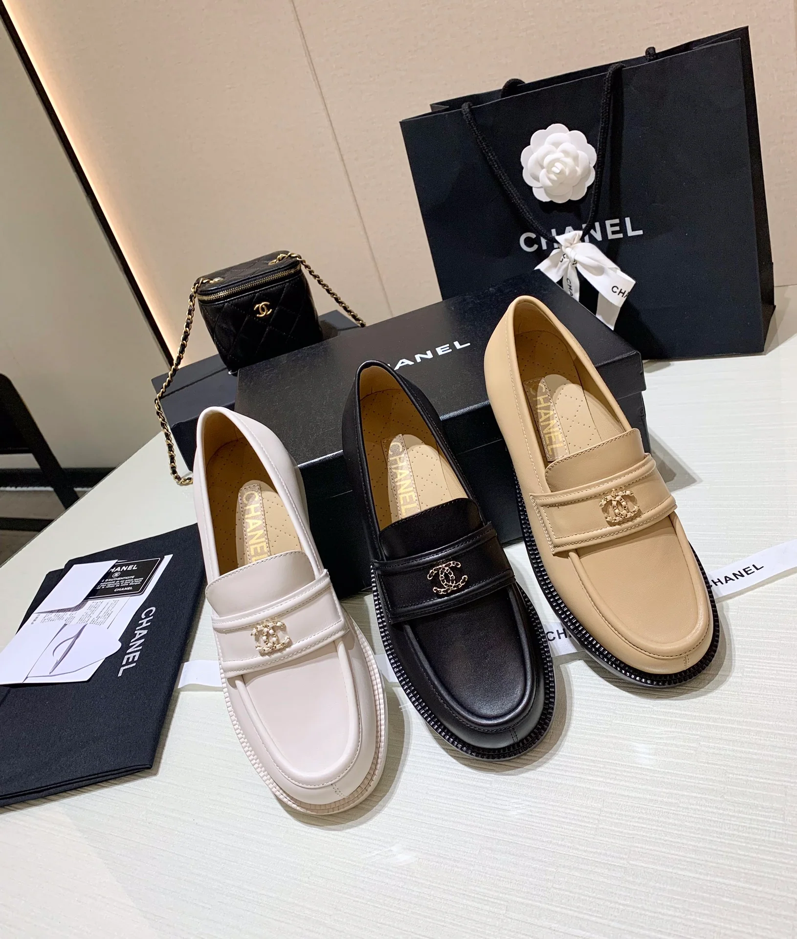 Классические лоферы Chanel с двойной цепочкой и логотипом C — черные.