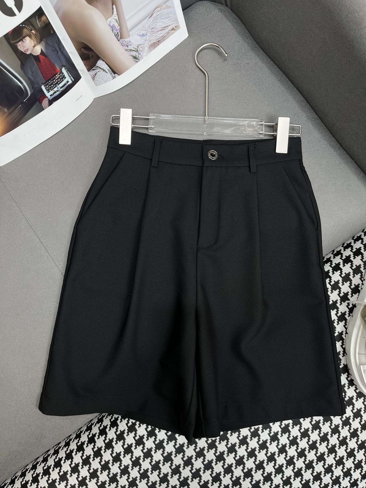 Miu Miu - 2404 - 24ss Весенне-летние новые шорты с металлической пряжкой в ??виде буквы - Черные