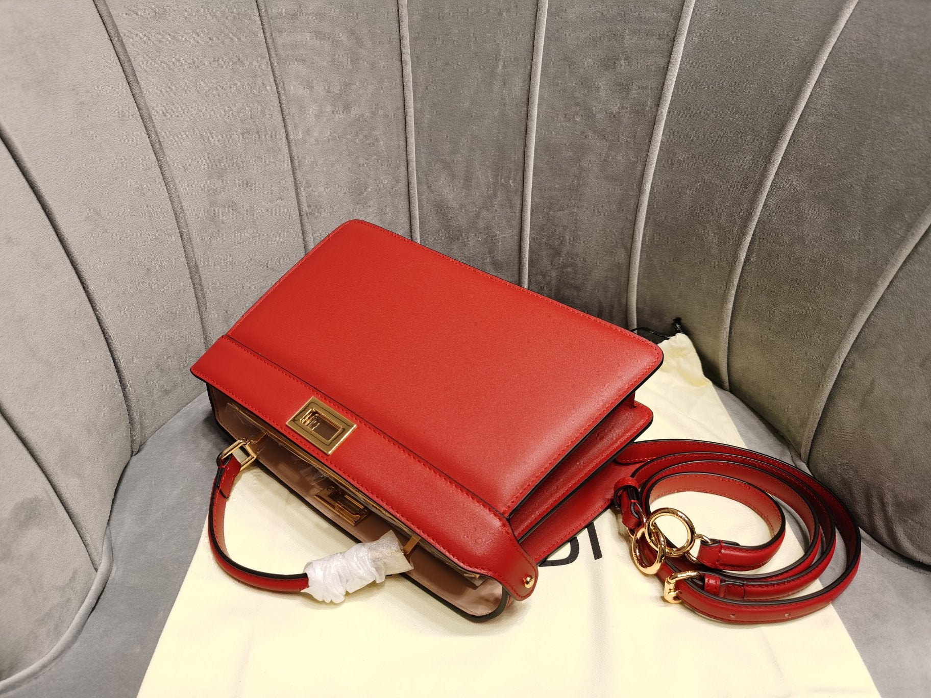 Маленькая красная кожаная сумка Fendi Peekaboo i-seey