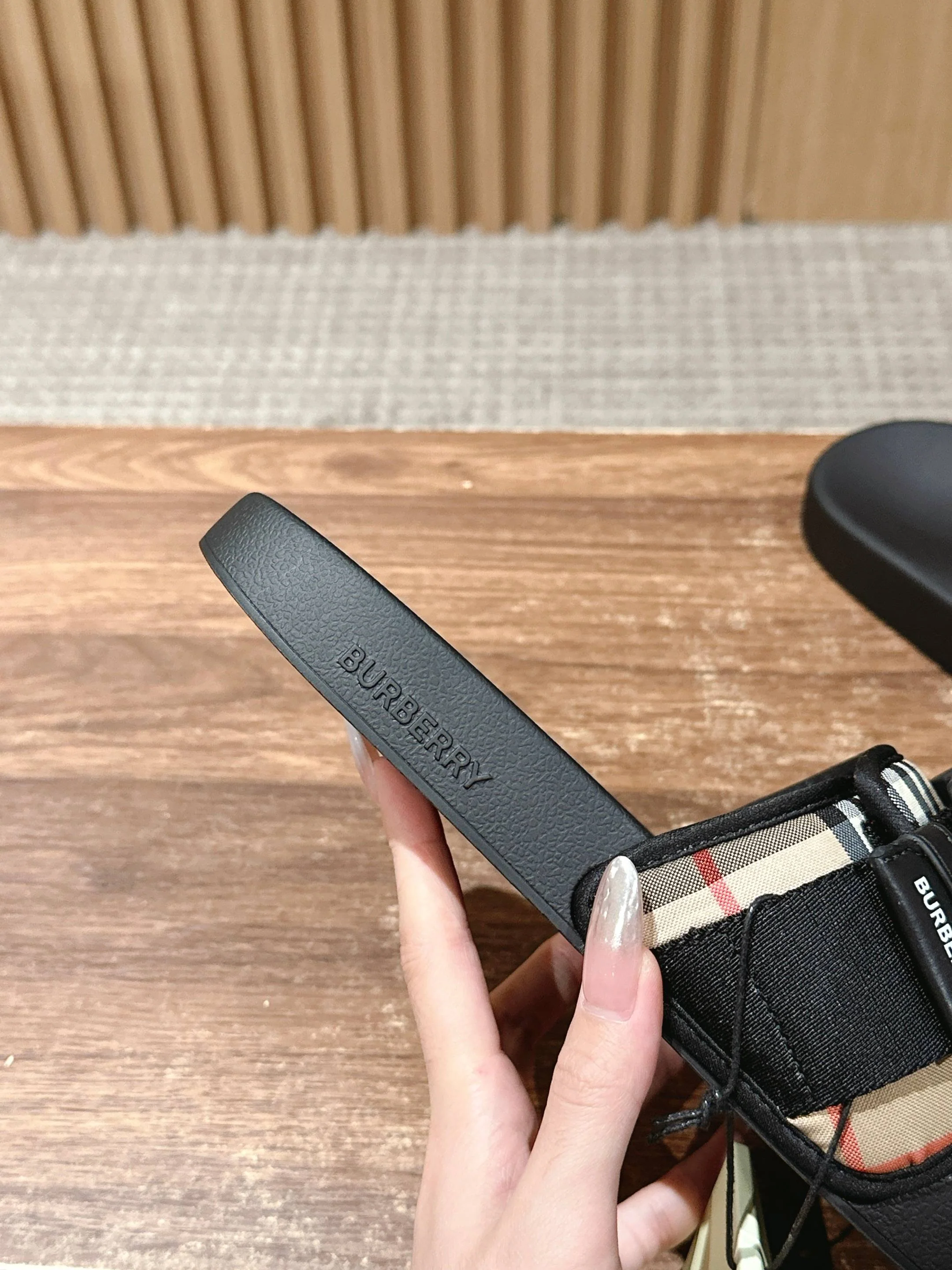 Burberry - Повседневные тапочки - Парные модели