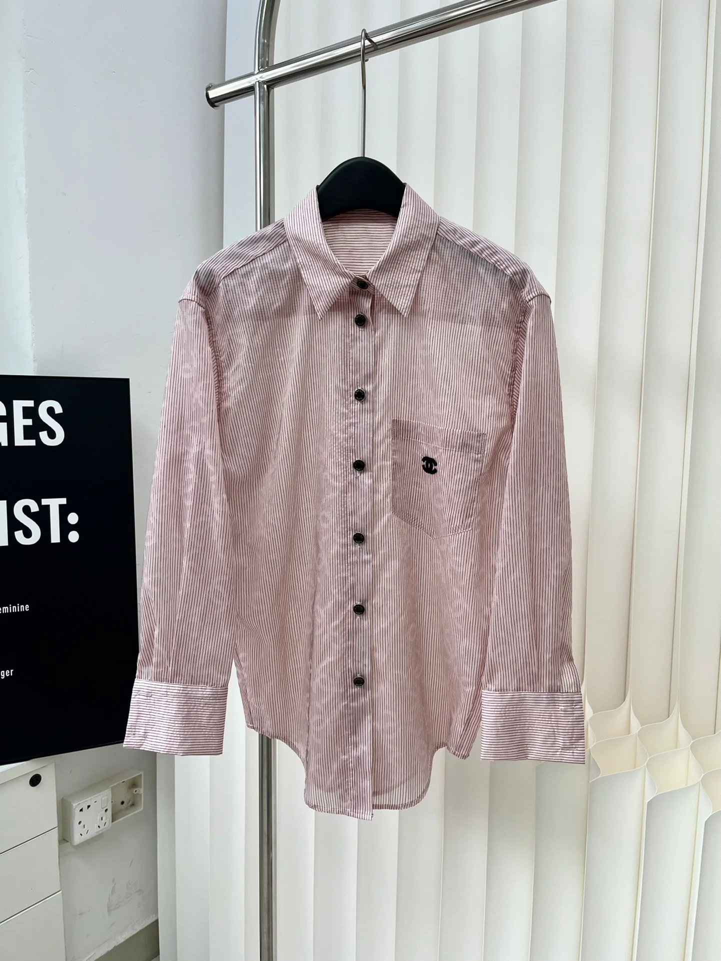 Chanel 2403 - Рубашка с двойным С-образным воротником и тонким узором - Розовая