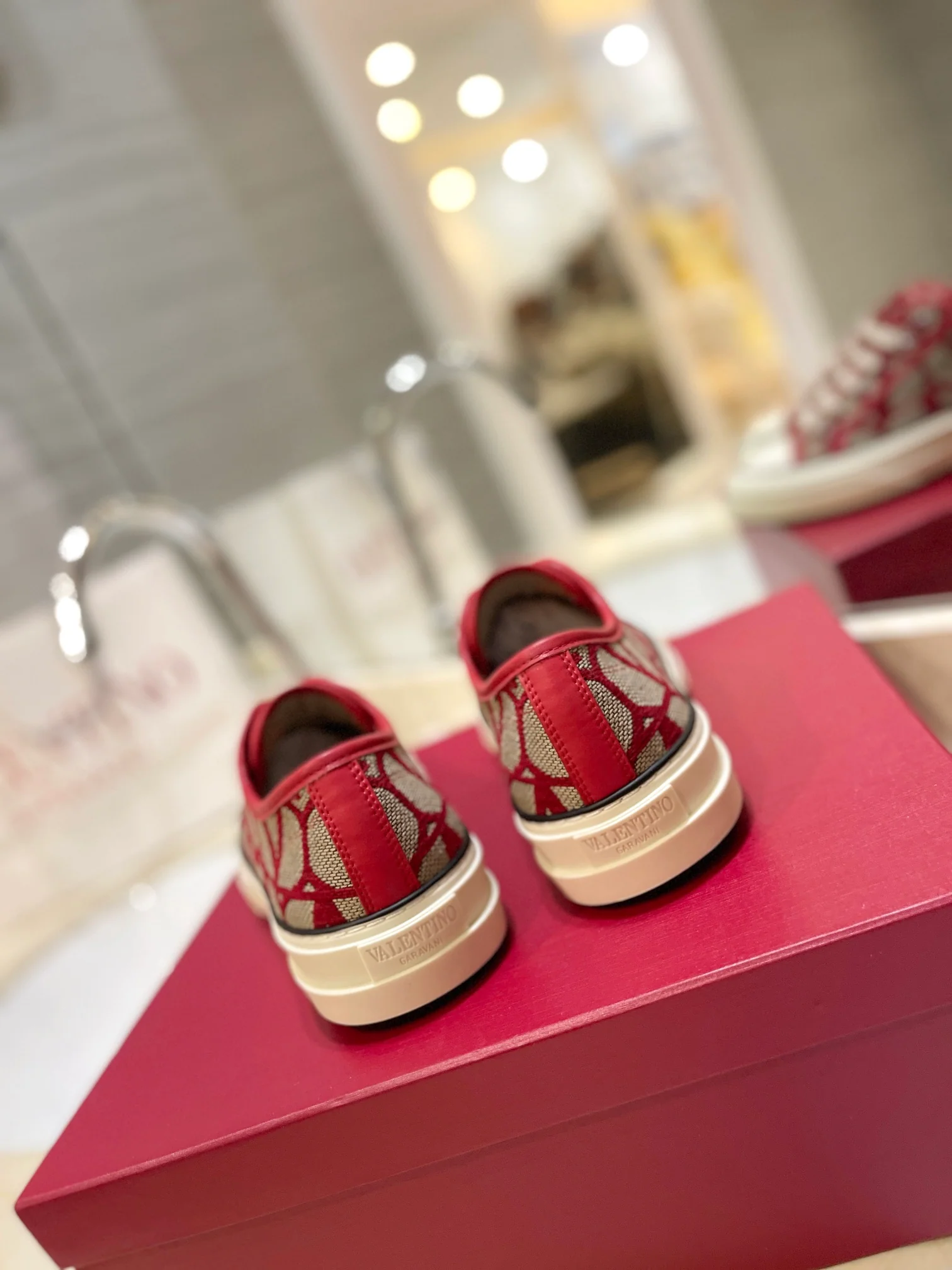 Низкие парусиновые кеды Valentino, повседневная обувь унисекс - красные