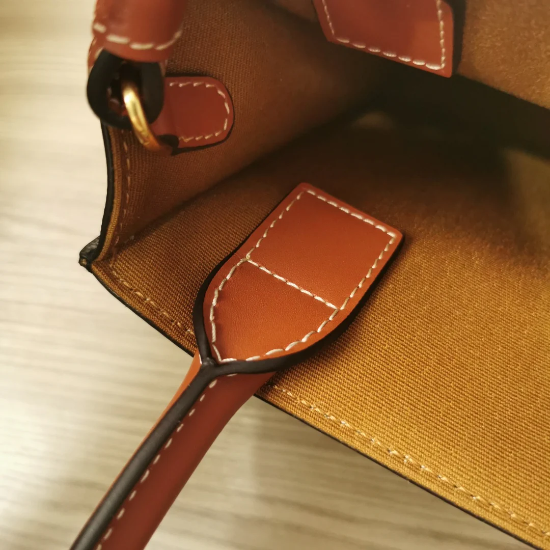 Вышивка на мини-сумке Celine