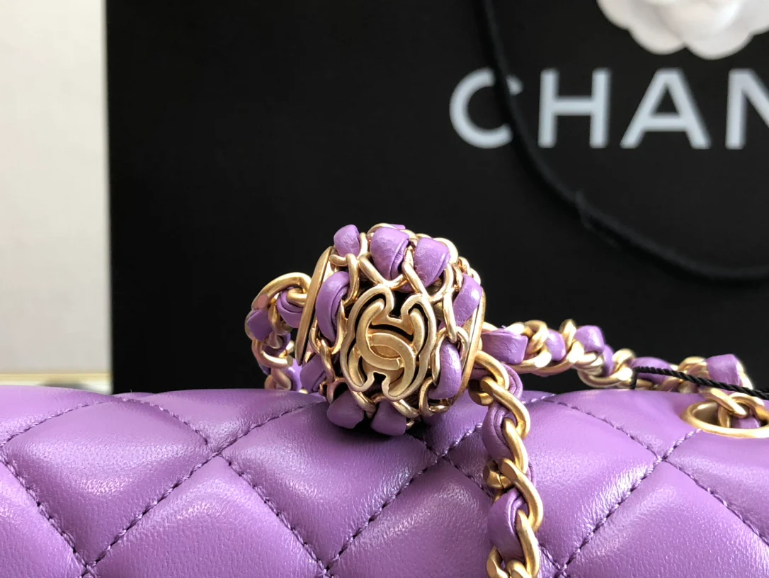 Chanel 2022, последняя модель сумки Golden Globe Square Fat Flap Bag.