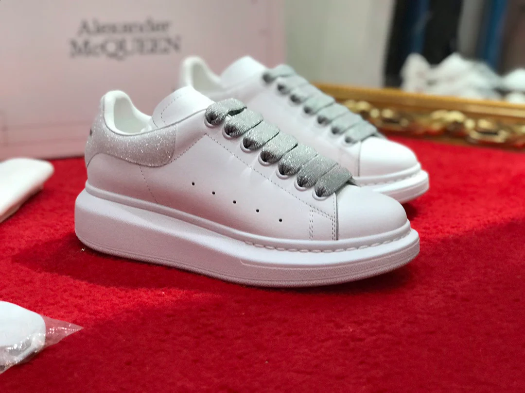 Классические белые кроссовки McQueen с блестками, серебристые.