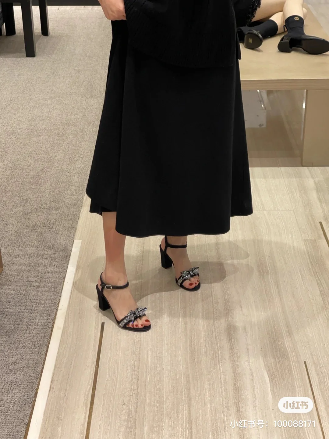 Новинка сезона весна/лето 2023 от Chanel - Босоножки на массивном каблуке с бантом из кристаллов и страз - высота 8-5 см - Черные