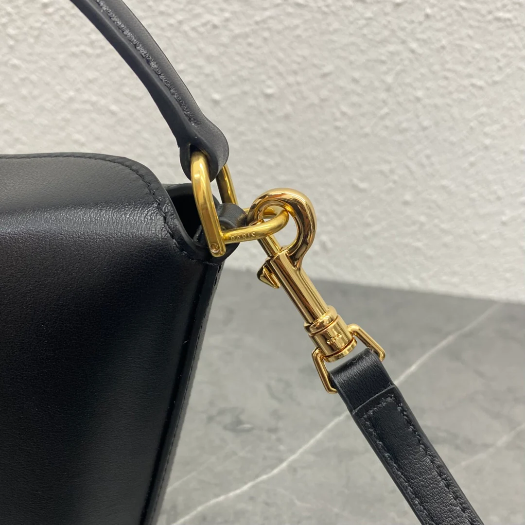 Миниатюрная кожаная сумка-ведро Celine Triomphe - черная