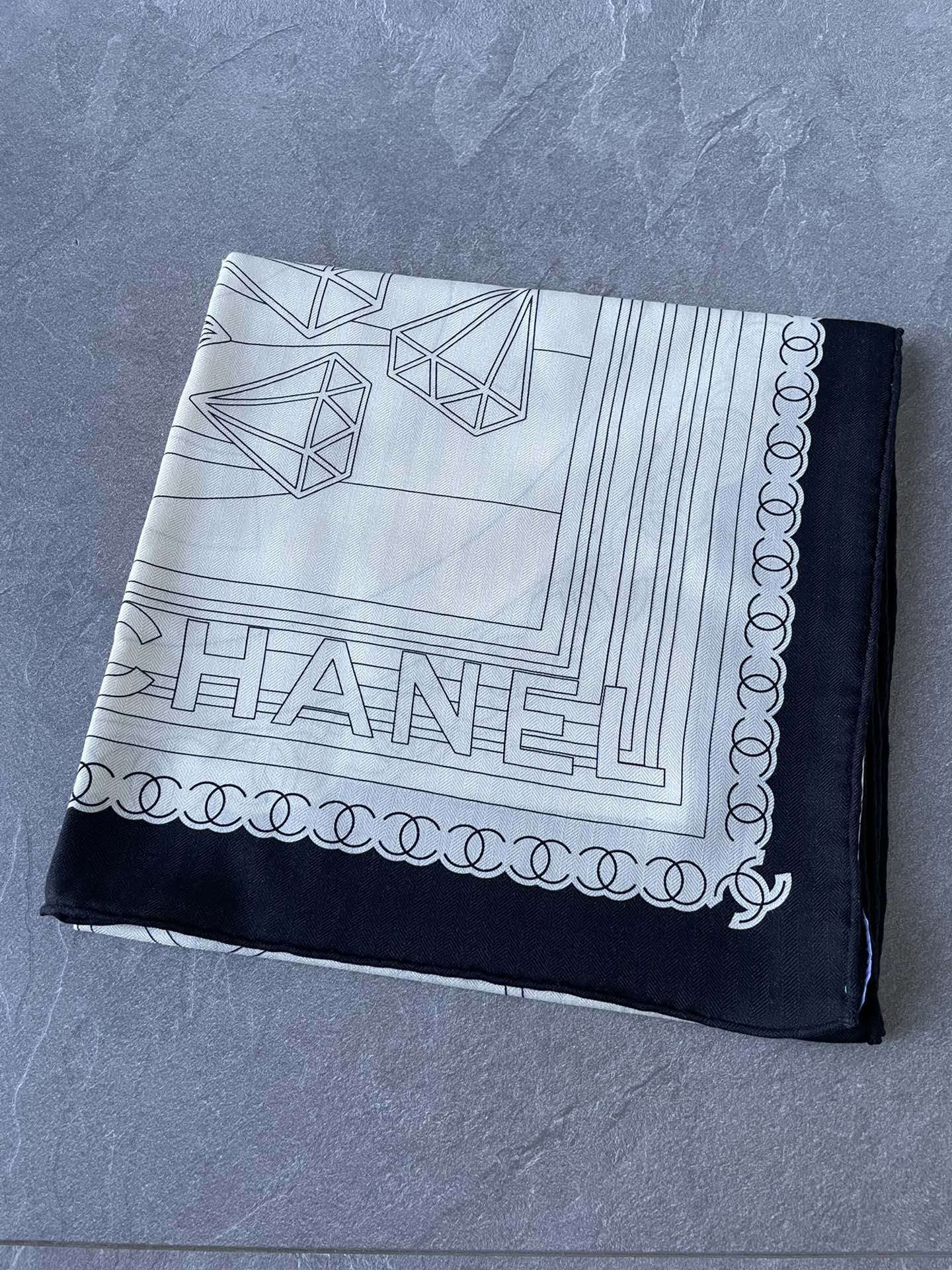 Chanel - Двусторонняя шаль 140 см