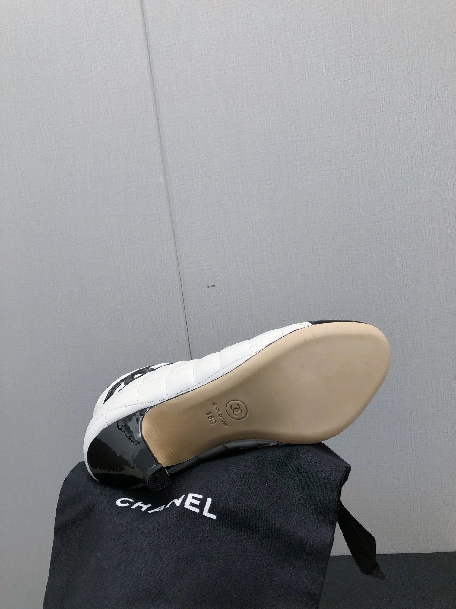 Новинка сезона осень/зима 2023 от Chanel - Ботильоны на массивном каблуке с круглым носком - 7 см - Белые