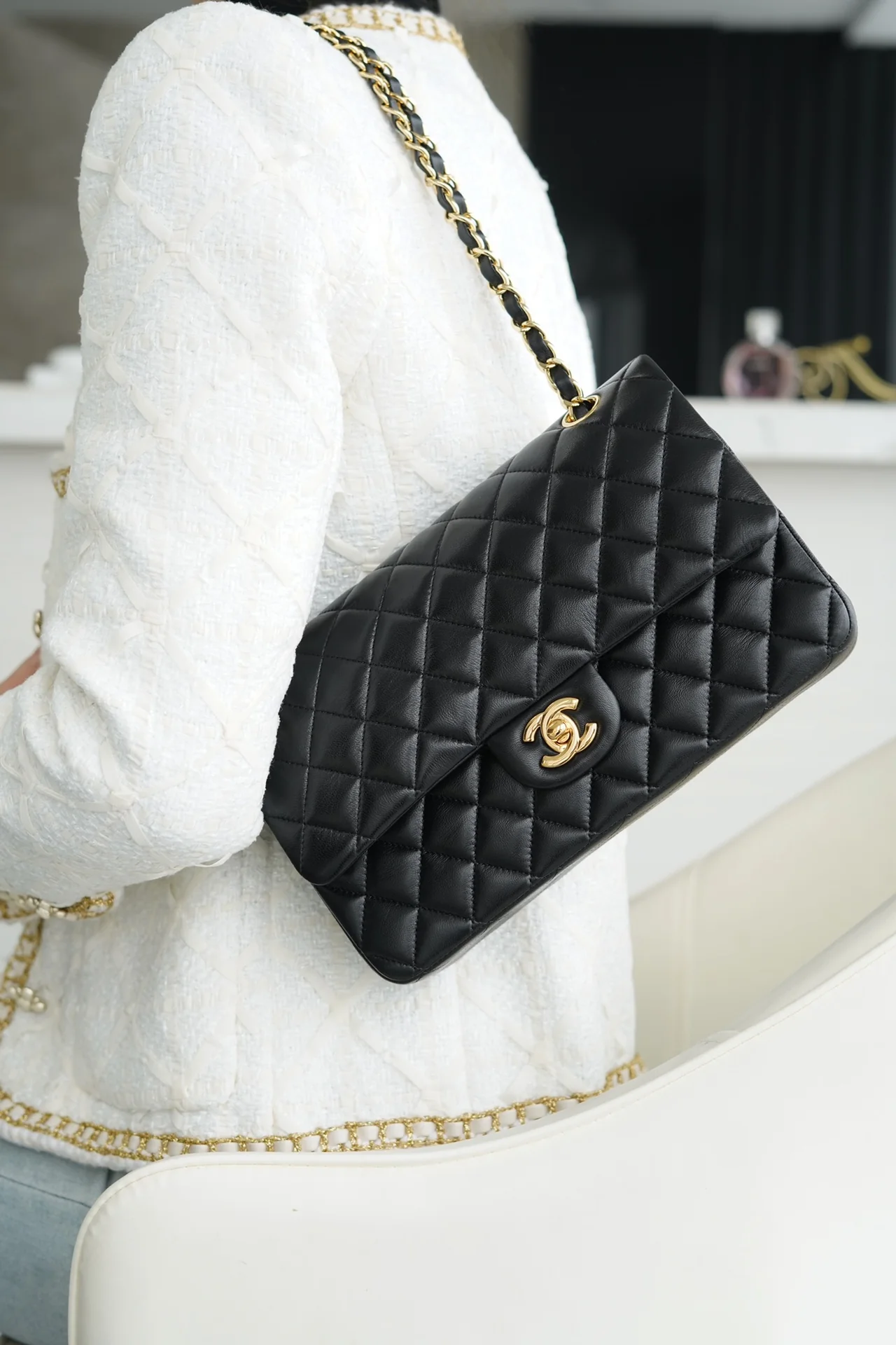 Сумка Chanel CF Medium - 25 см - из черной овечьей кожи с золотой пряжкой - CF25