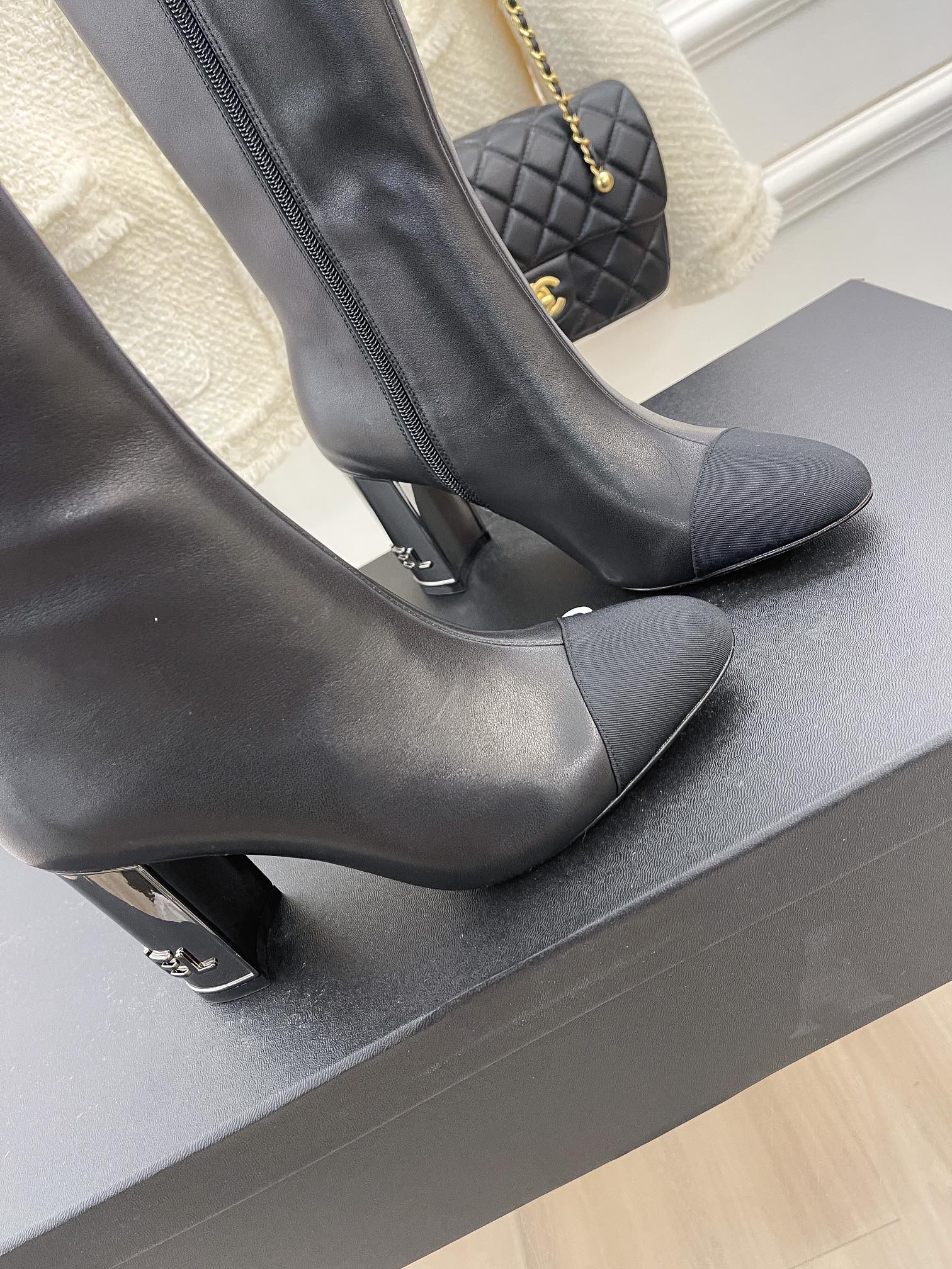Новинка сезона осень/зима 2022 от Chanel - Сапоги на высоком каблуке - Черные