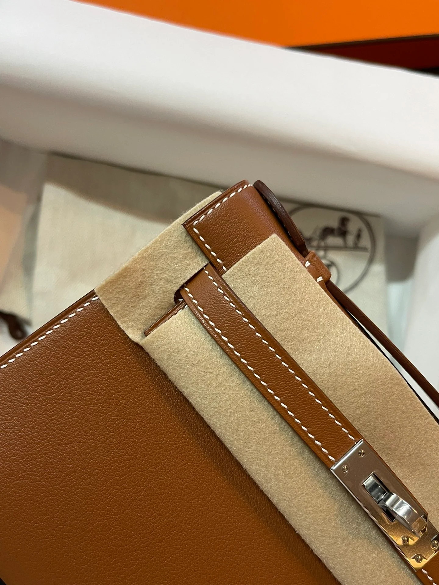Миниатюрная пряжка Hermes Kelly 1-го поколения, золотисто-коричневая, серебристая.