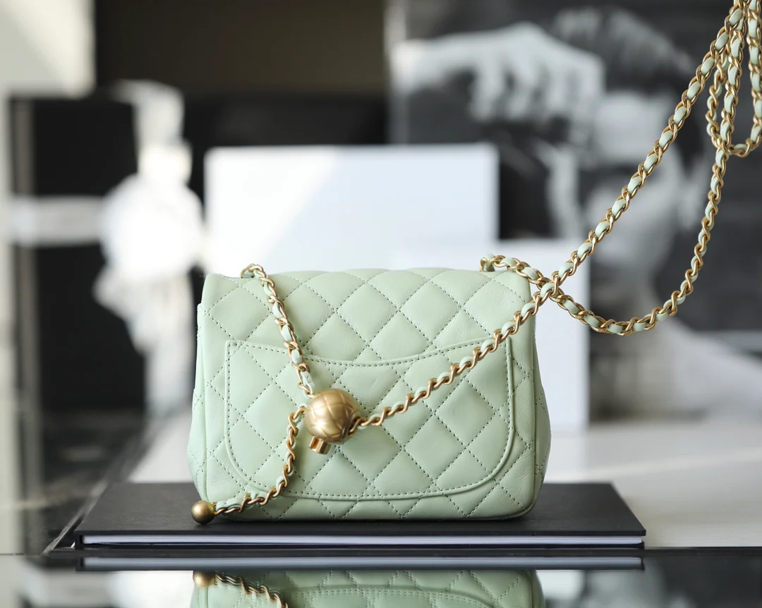 Chanel - Сумка-клатч Golden Globe Square Flap Bag - 18 см - Овечья кожа - 2 шт.