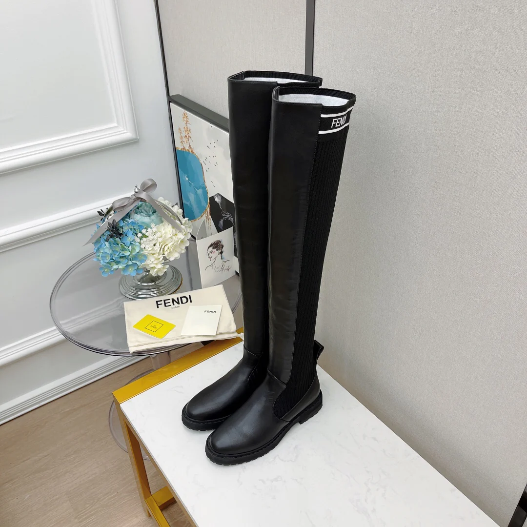 Новинки сезона осень/зима 2022 от Fendi - Ботинки Dr. Martens - Высокие сапоги