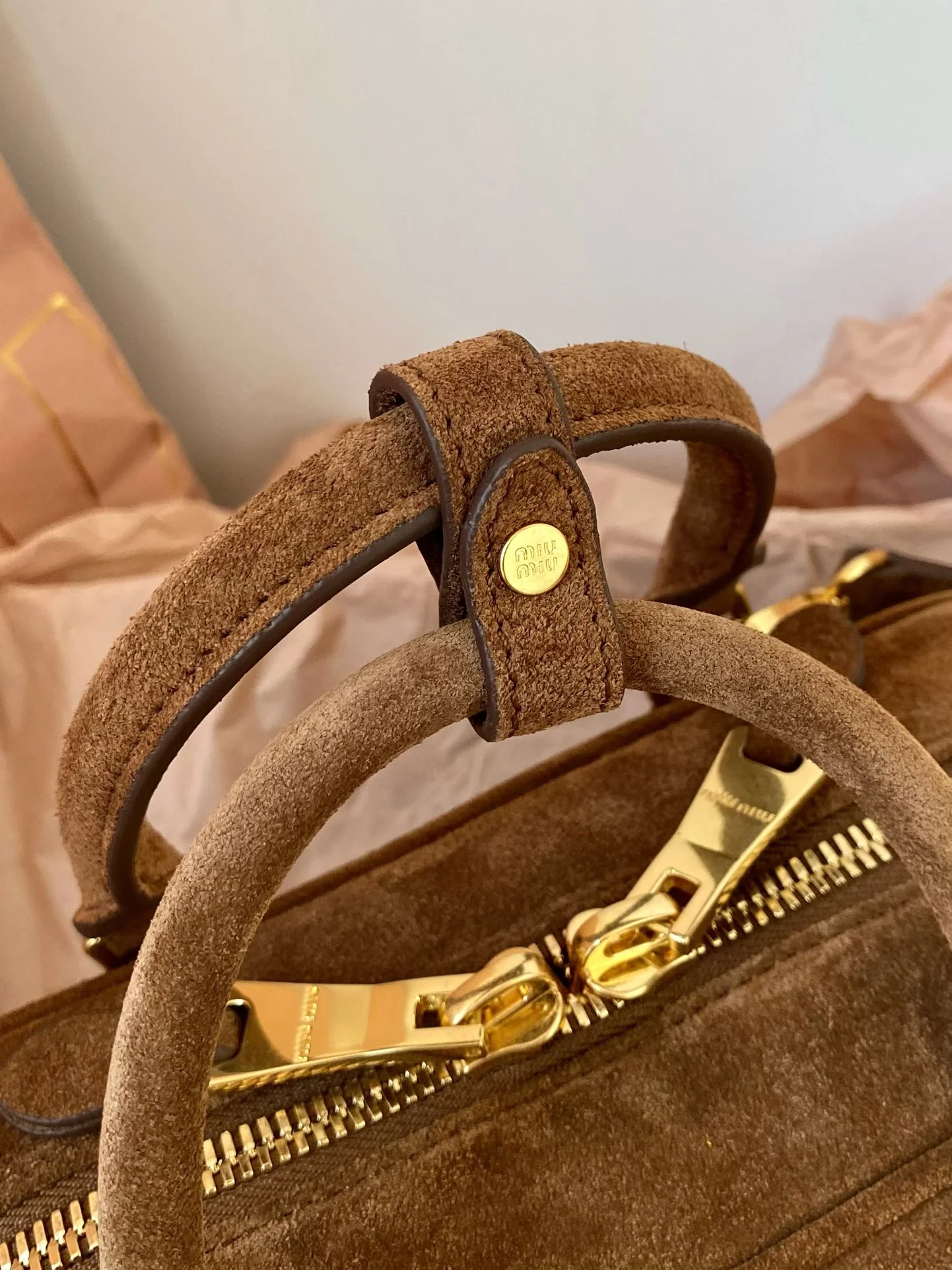 Сумка для боулинга Miu Miu из замши, маленькая, коричневая.