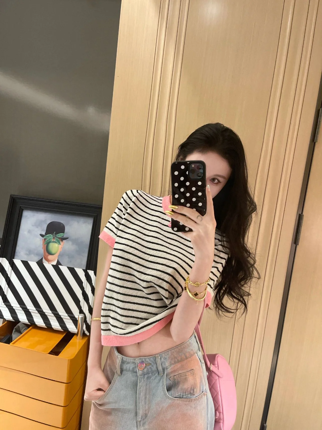 Chanel 2403 - Черно-белый полосатый вязаный топ с короткими рукавами, двойным логотипом C и розовым воротником.