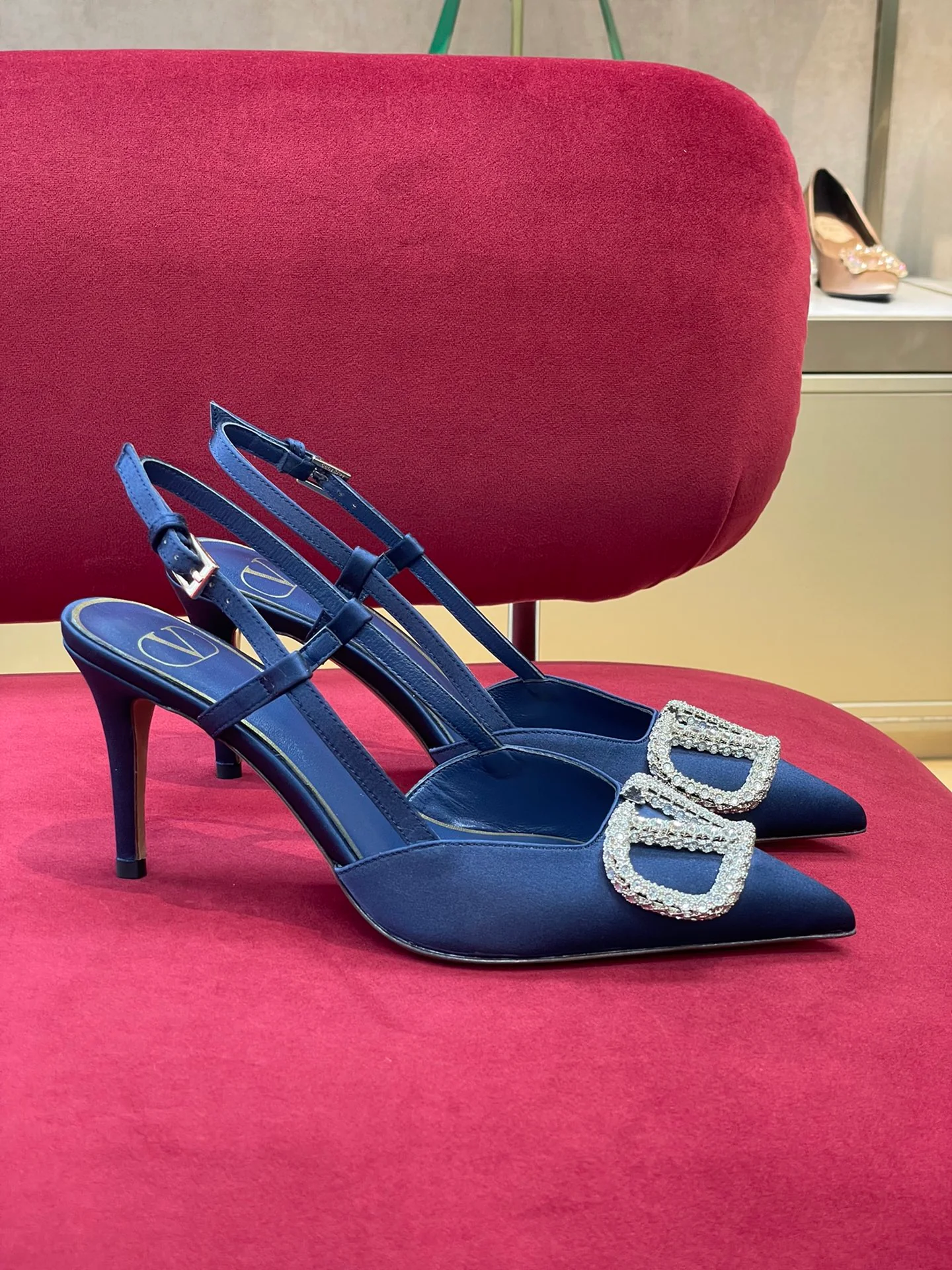 Новинка сезона осень/зима 2022 от Valentino - атласные туфли на каблуке с разрезом и стразами - королевский синий.