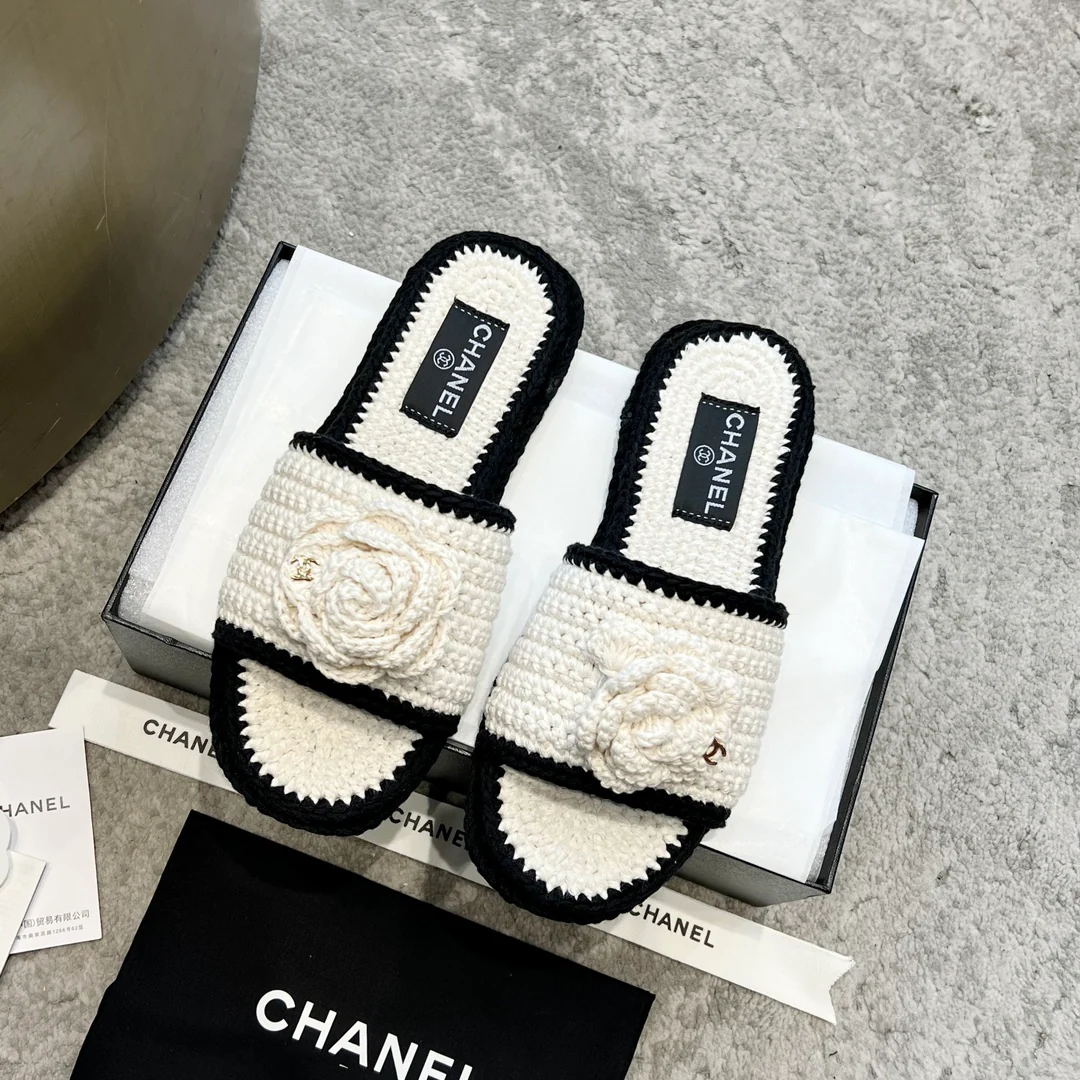 Новинка сезона весна/лето 2023 от Chanel - Плетеные тапочки с камелиями - Белые