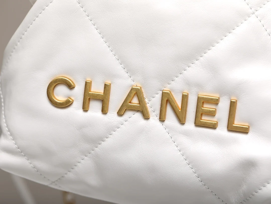 Новинка сезона весна/лето 2023 от Chanel - сумка 22 - мини - белое золото