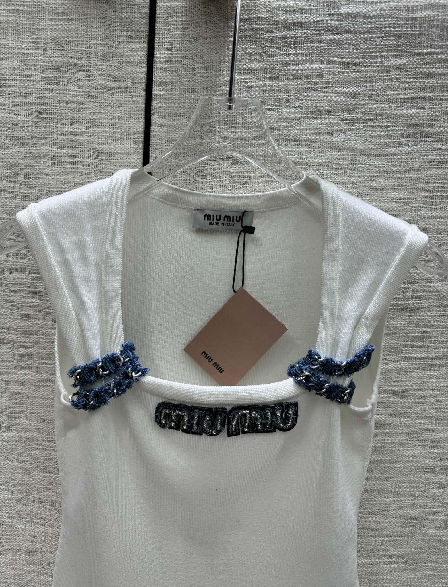 Жилет Miu Miu-2404 из плотной трикотажной ткани с объемной вышивкой бисером, белый.