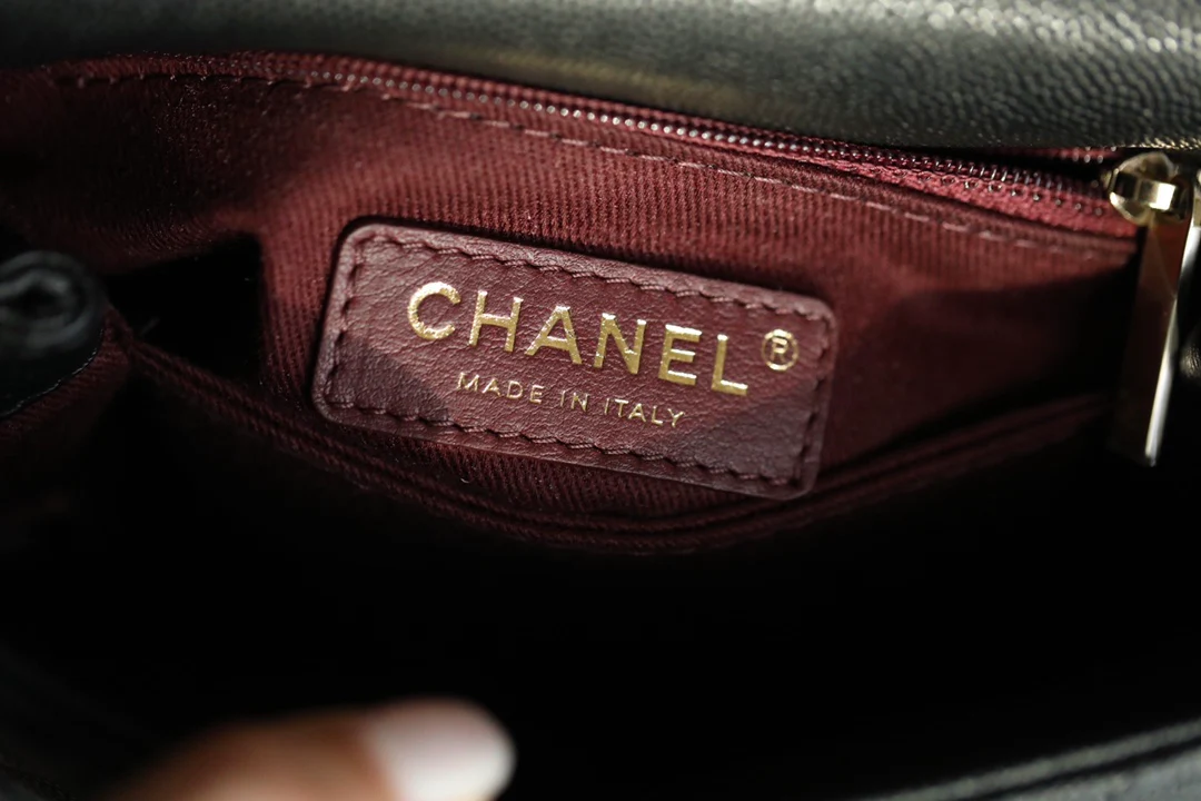 Мини-сумка Chanel Coco Handle — черная зернистая телячья кожа с бордовым ремешком на запястье — пряжка из светлого золота.