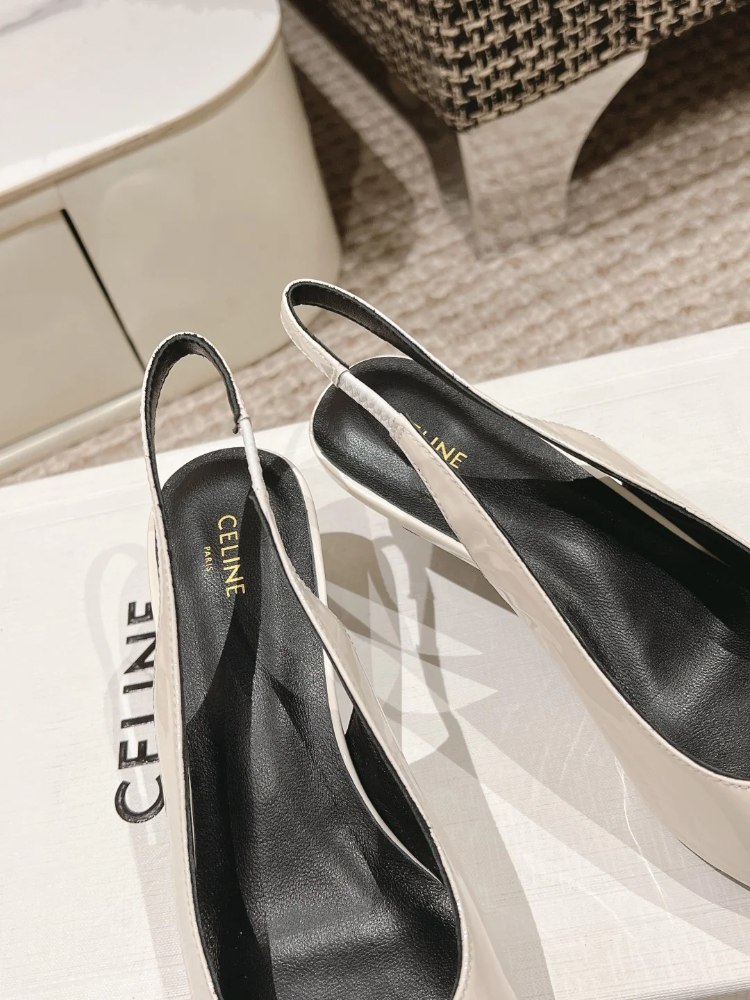 Босоножки Celine на тонком каблуке с острым носком - белые