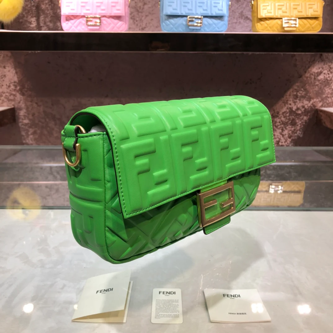 Сумка Fendi Baguette среднего размера из зеленой кожи.