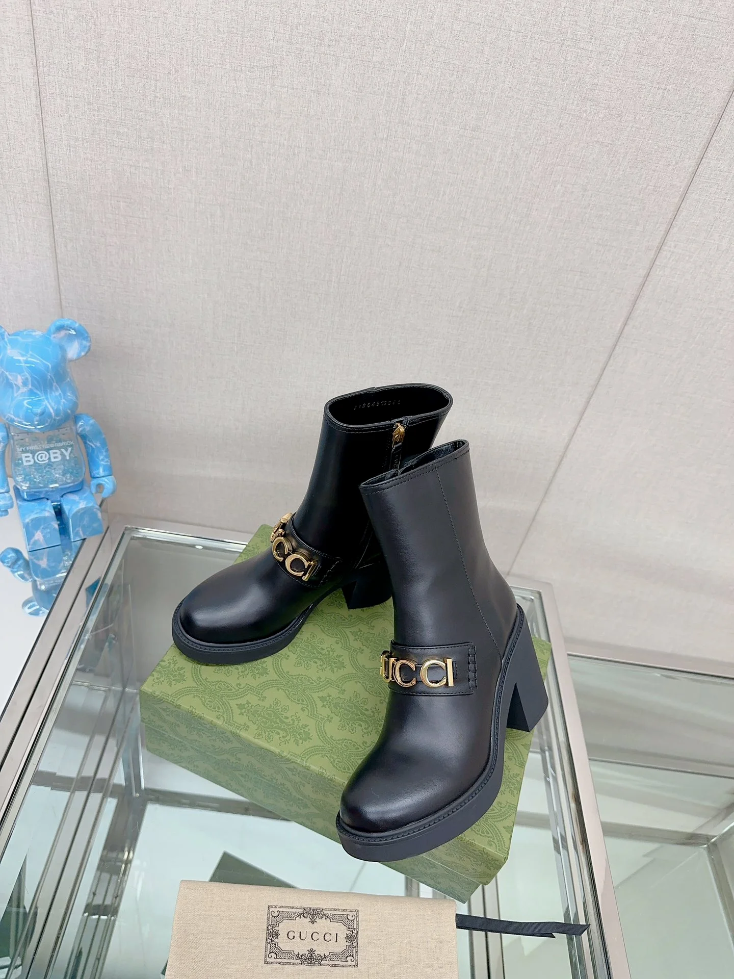 Новинка 2023 года от Gucci - Ботильоны на массивном каблуке с буквенным принтом - Матовый черный