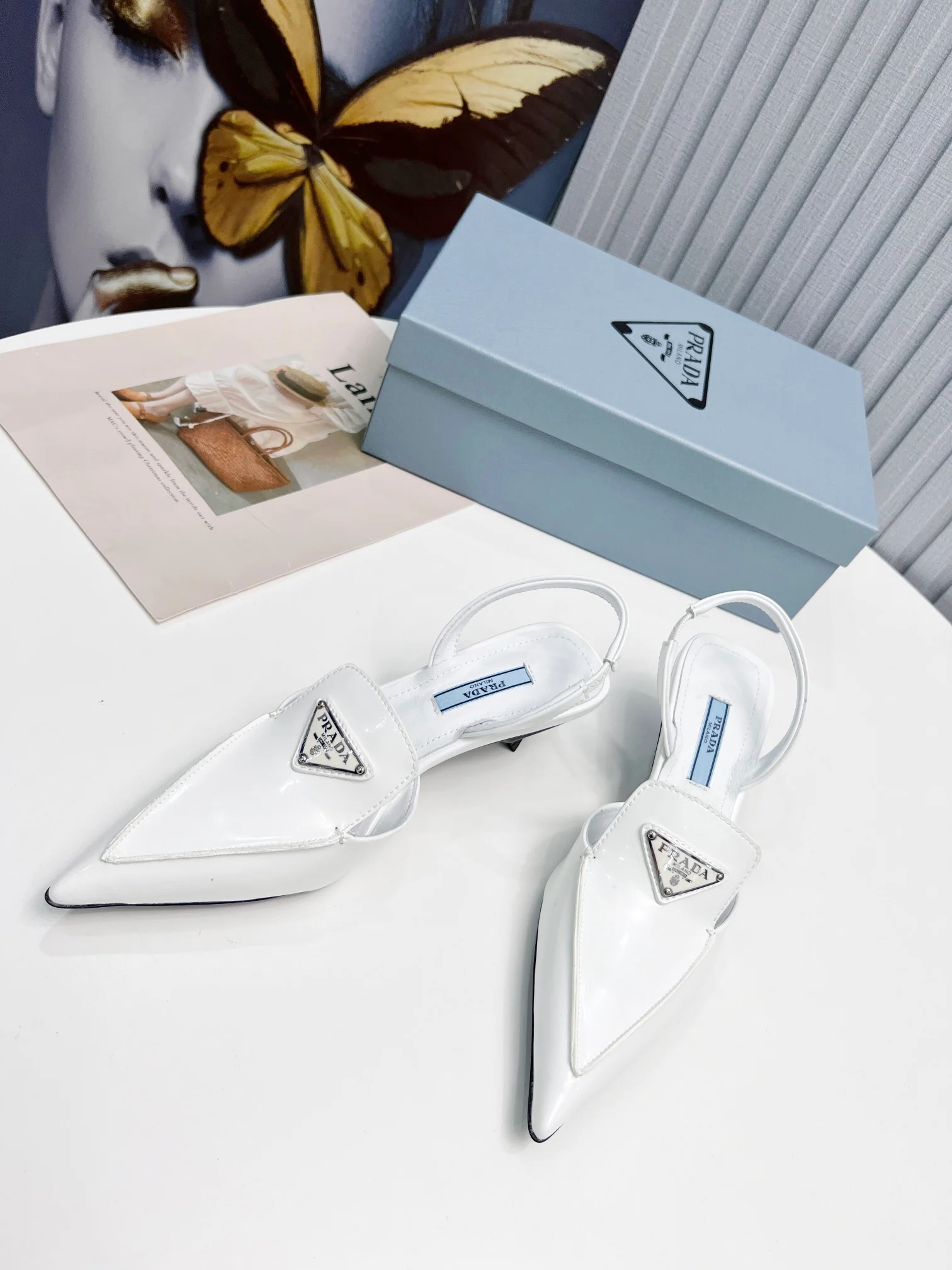 Prada - Белые сандалии с острым носком