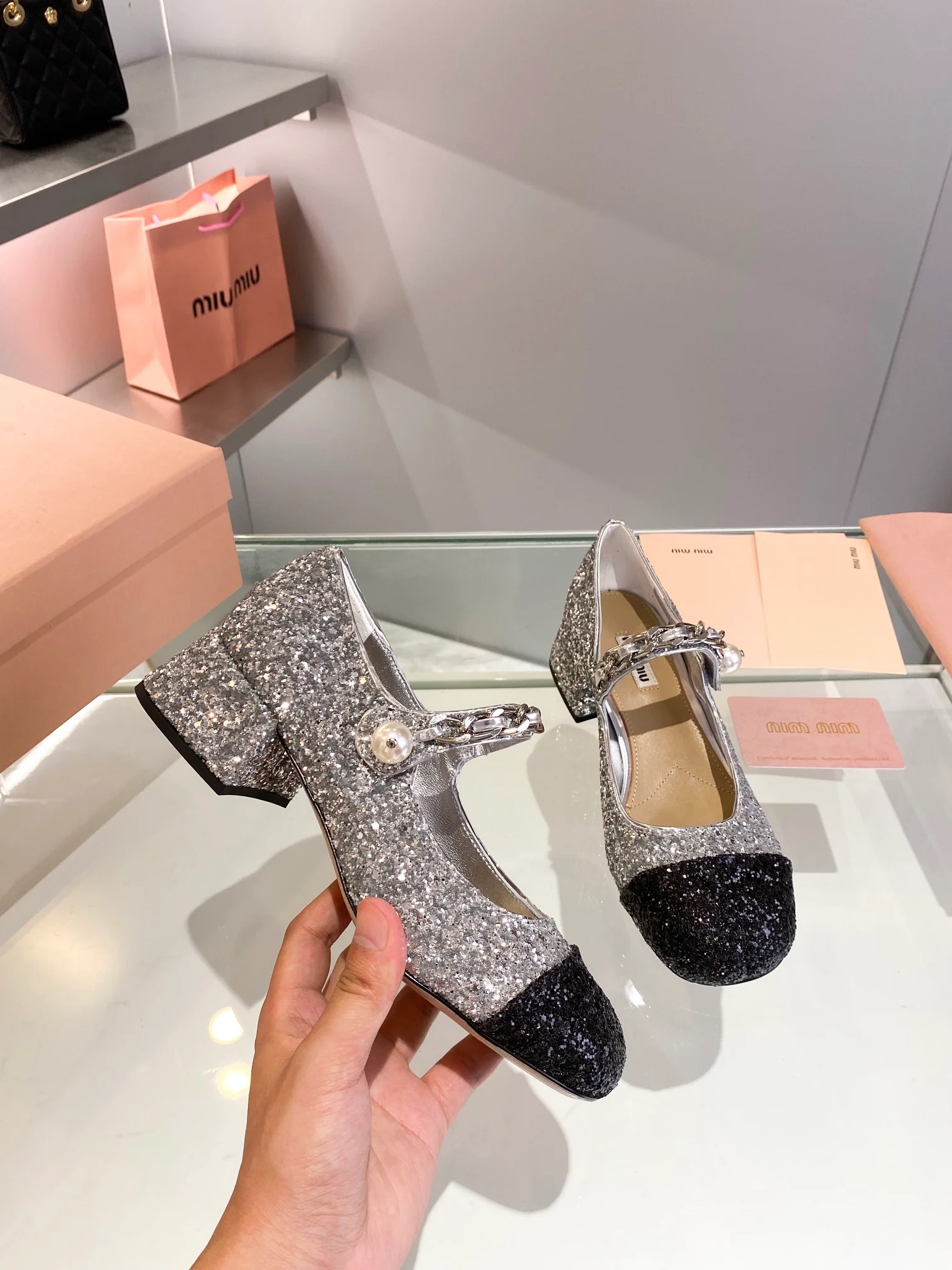 Новинка осенне-зимней коллекции Miu Miu 2023 — балетки со стразами — на низком каблуке — серебристые.
