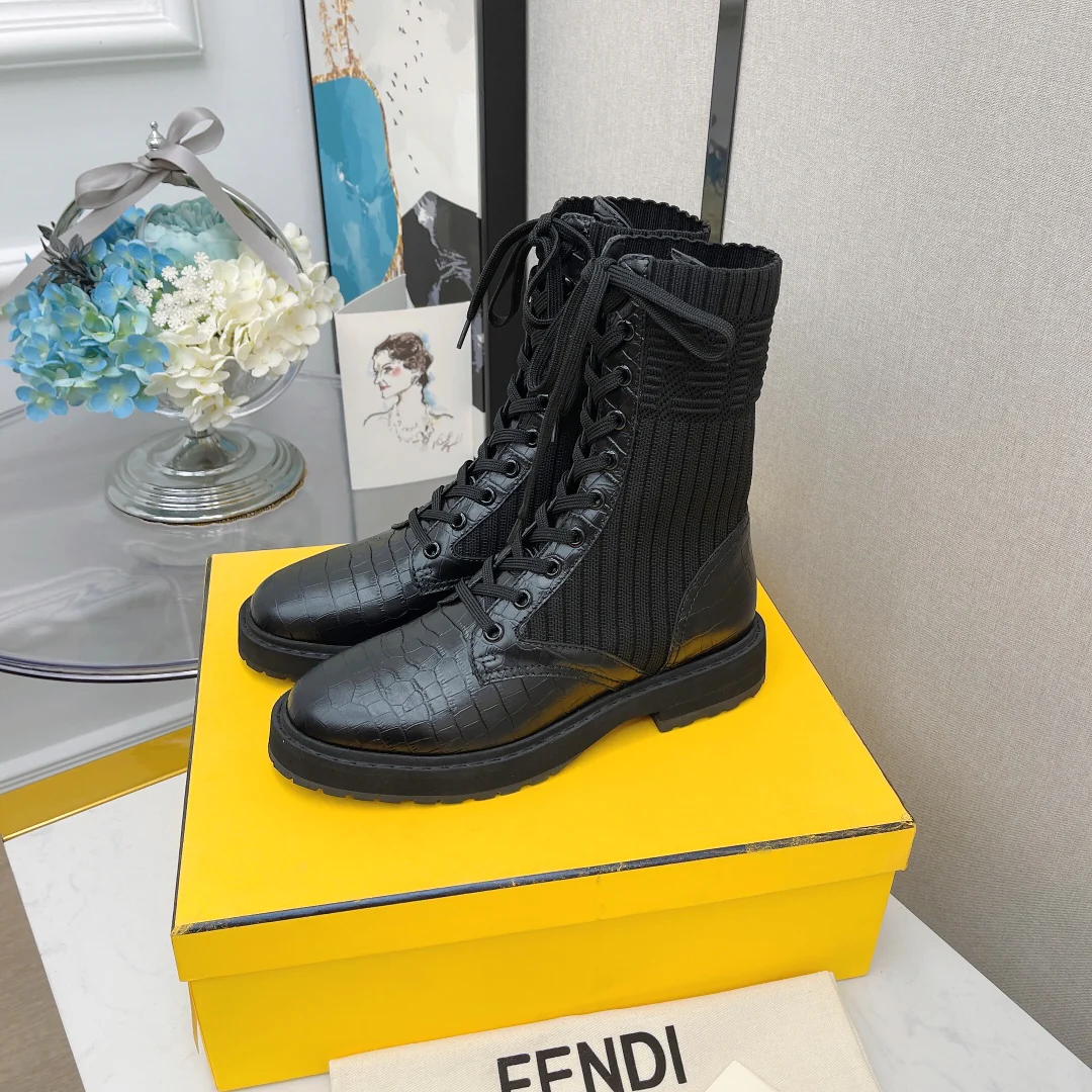 Новинки сезона осень/зима 2022 от Fendi - Ботинки Dr. Martens - Ботильоны - 1