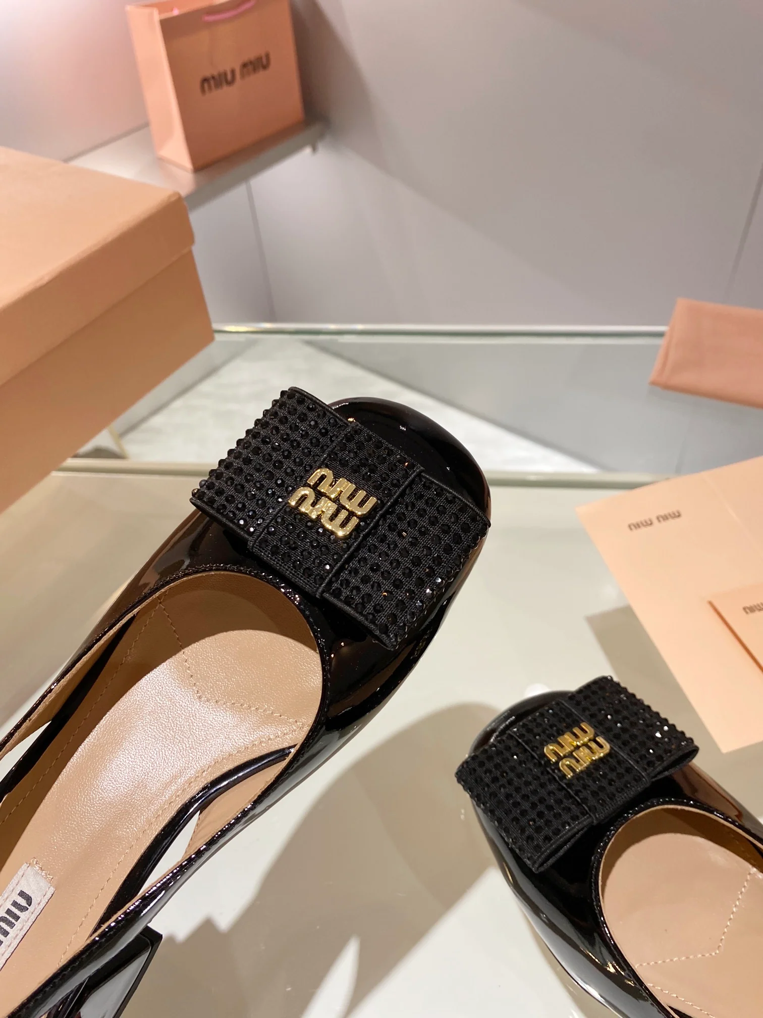 Miu Miu - Новинка сезона осень/зима 2023 - Туфли на низком каблуке с квадратным носком - Черные